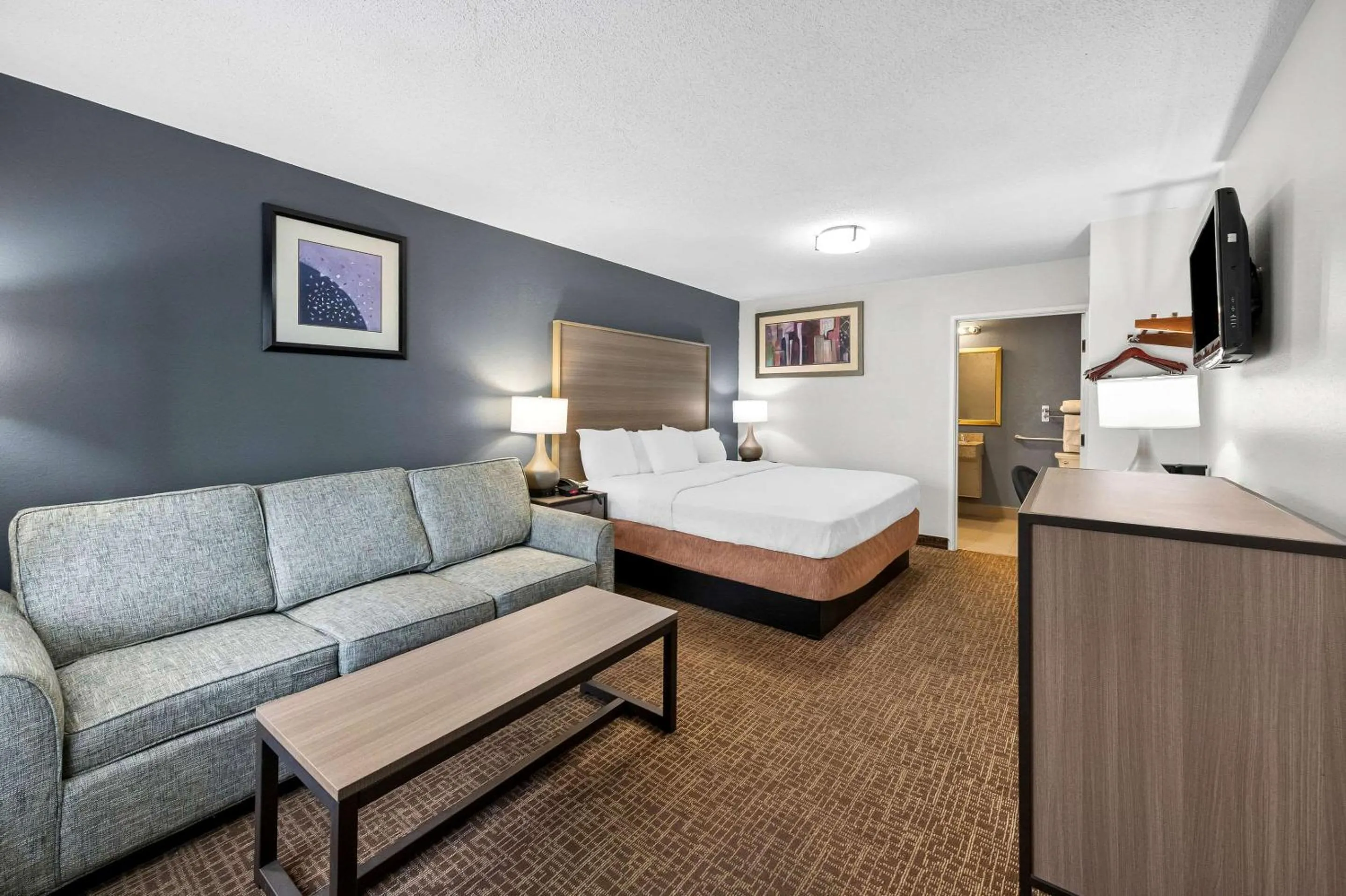 Bedroom, Bed in Quality Inn & Suites Fayetteville I-95