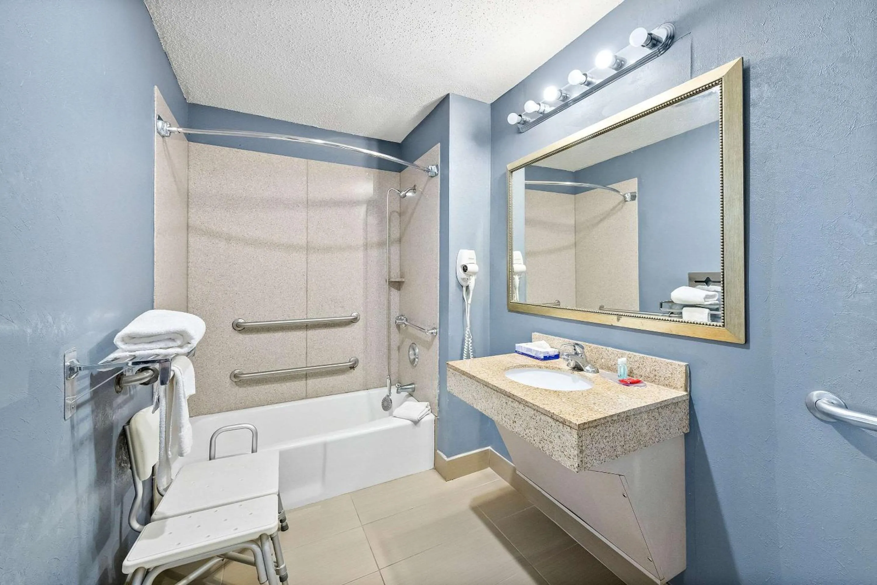 Bedroom in Quality Inn & Suites Fayetteville I-95