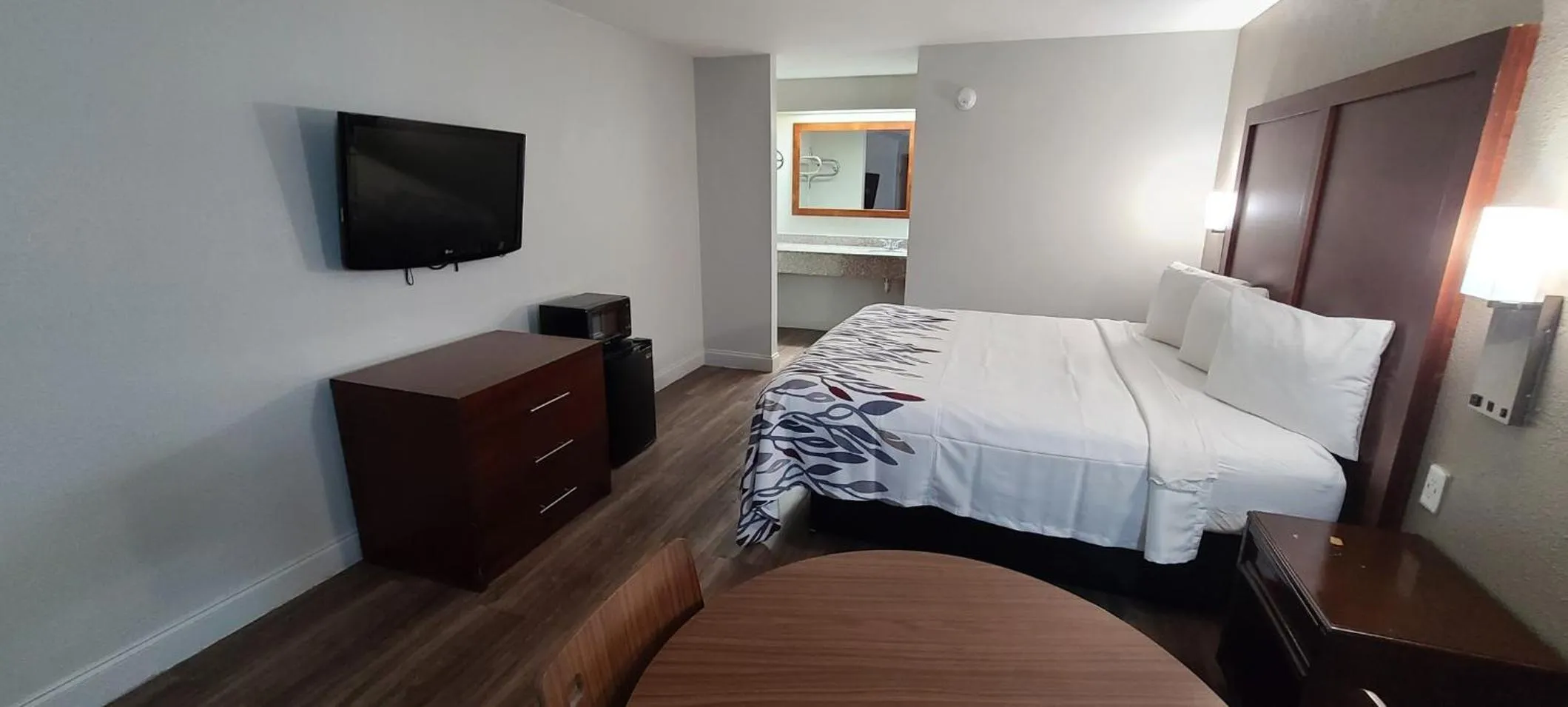 Photo of the whole room, Bed in Econo Lodge Sanford NC