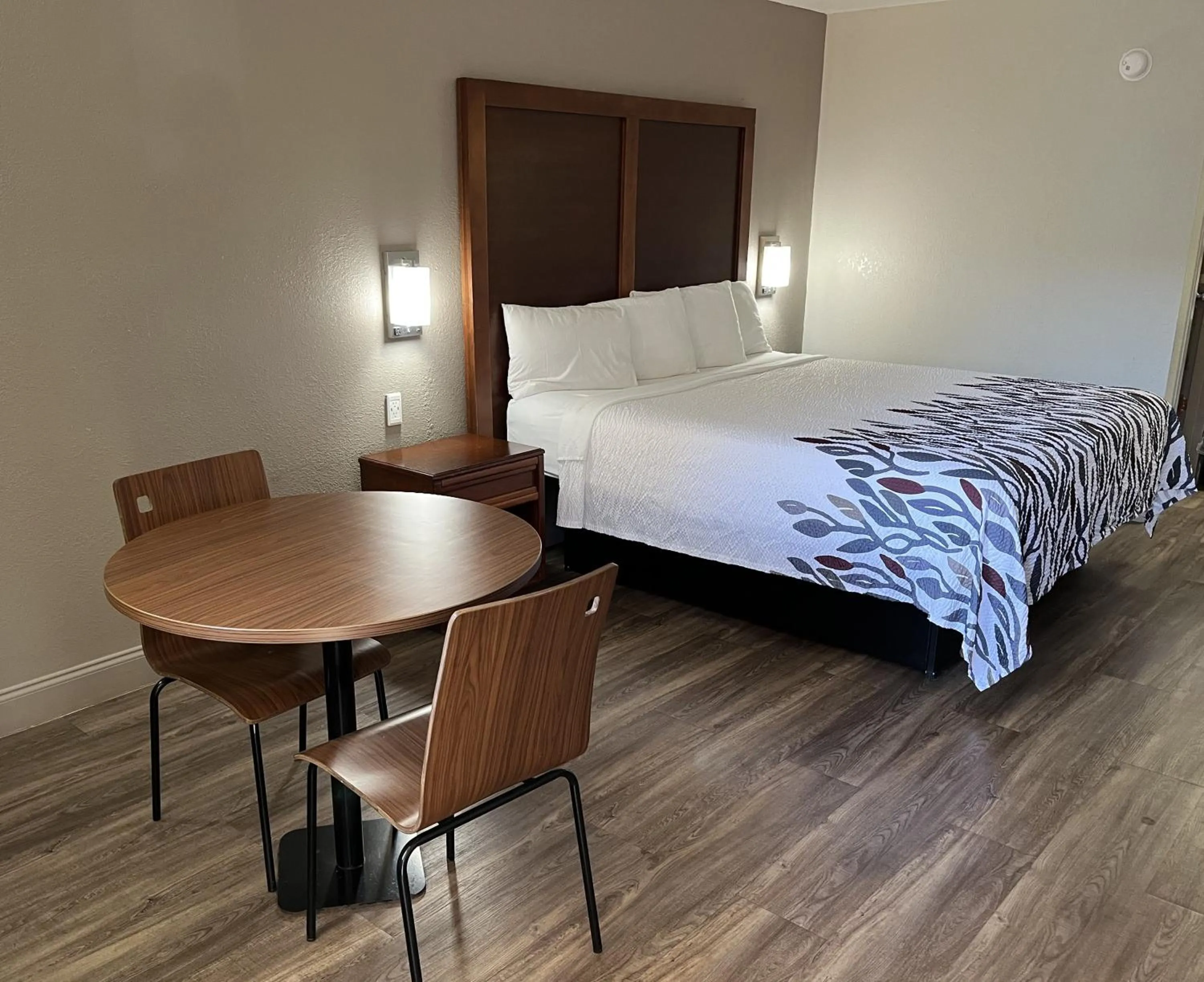 Photo of the whole room, Bed in Econo Lodge Sanford NC