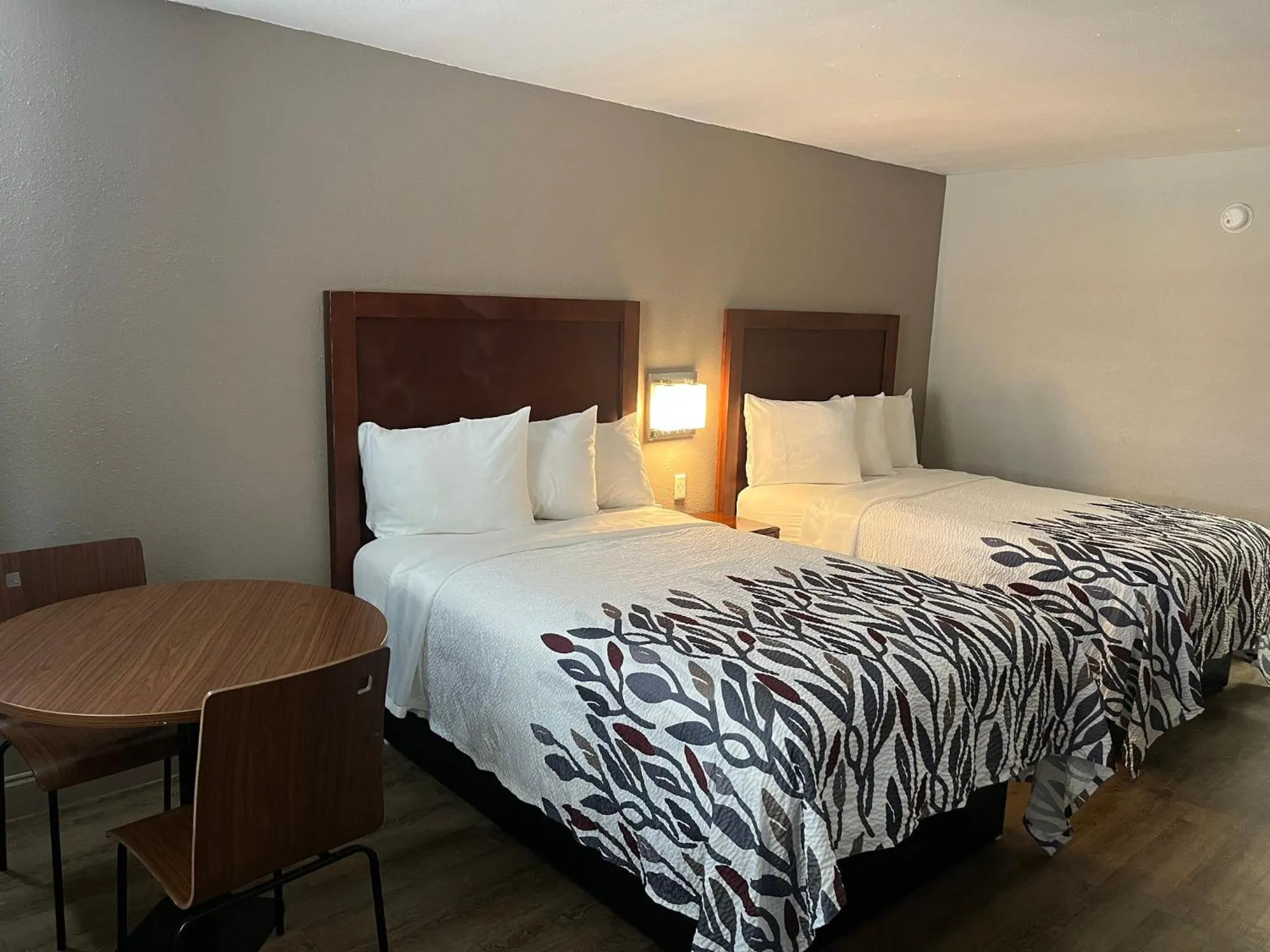 Photo of the whole room, Bed in Econo Lodge Sanford NC