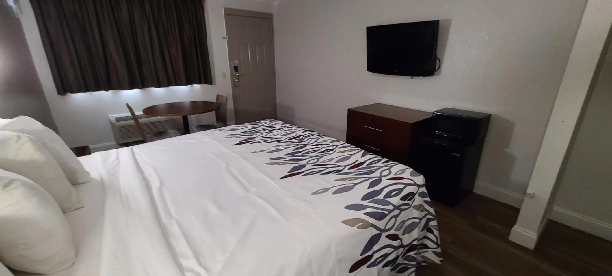 Photo of the whole room, Bed in Econo Lodge Sanford NC