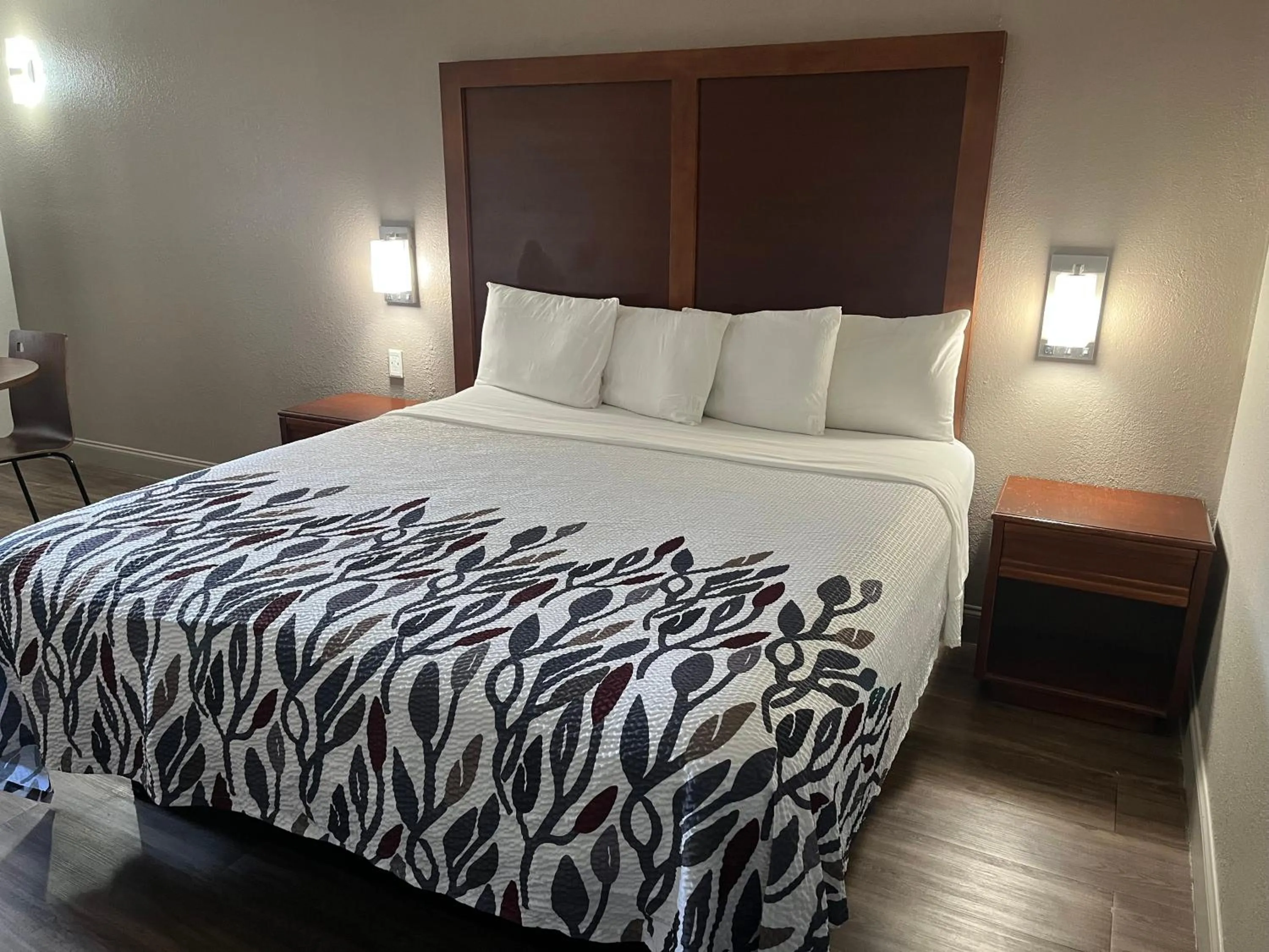 Bedroom, Bed in Econo Lodge Sanford NC