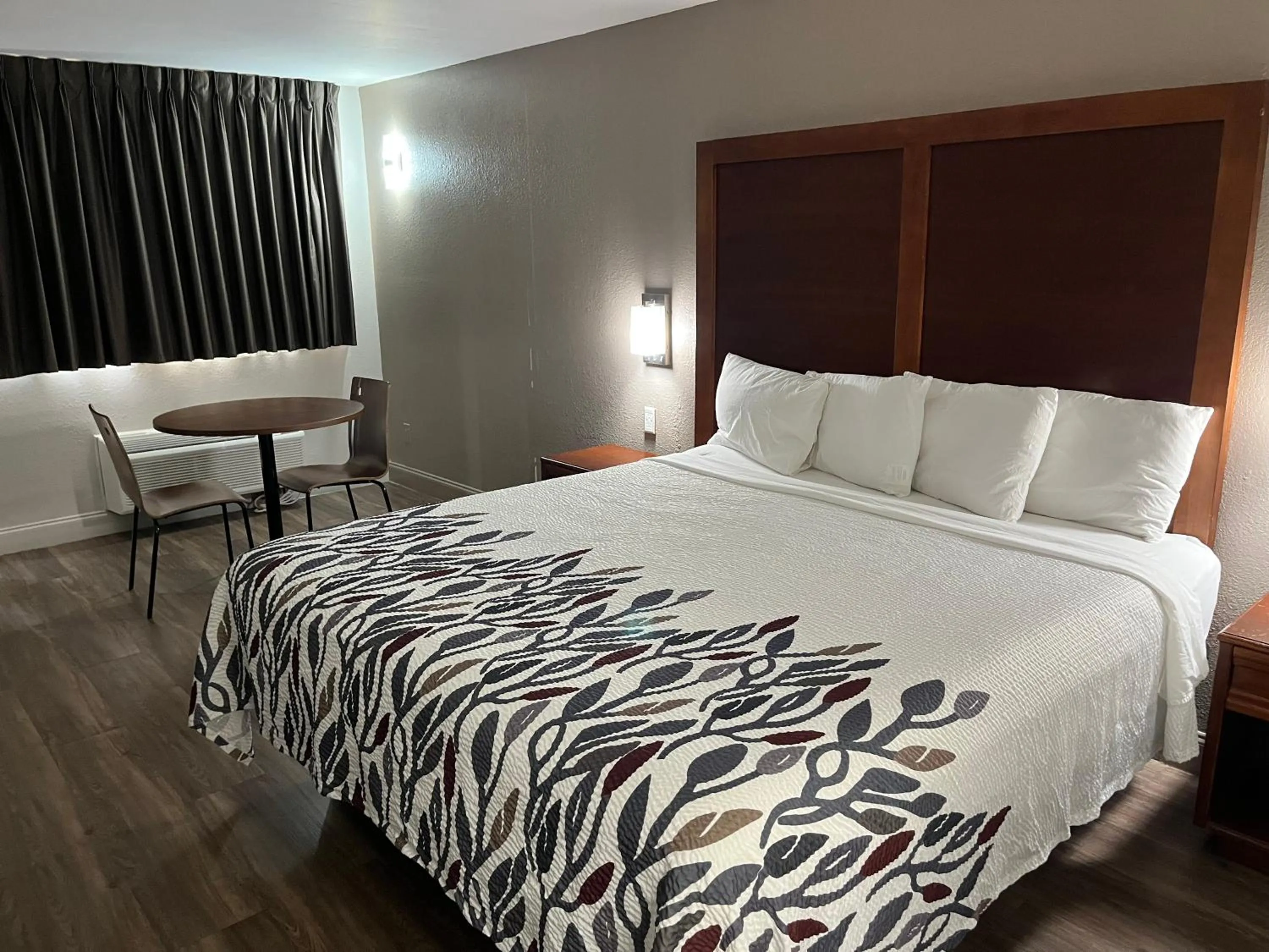 Bedroom, Bed in Econo Lodge Sanford NC