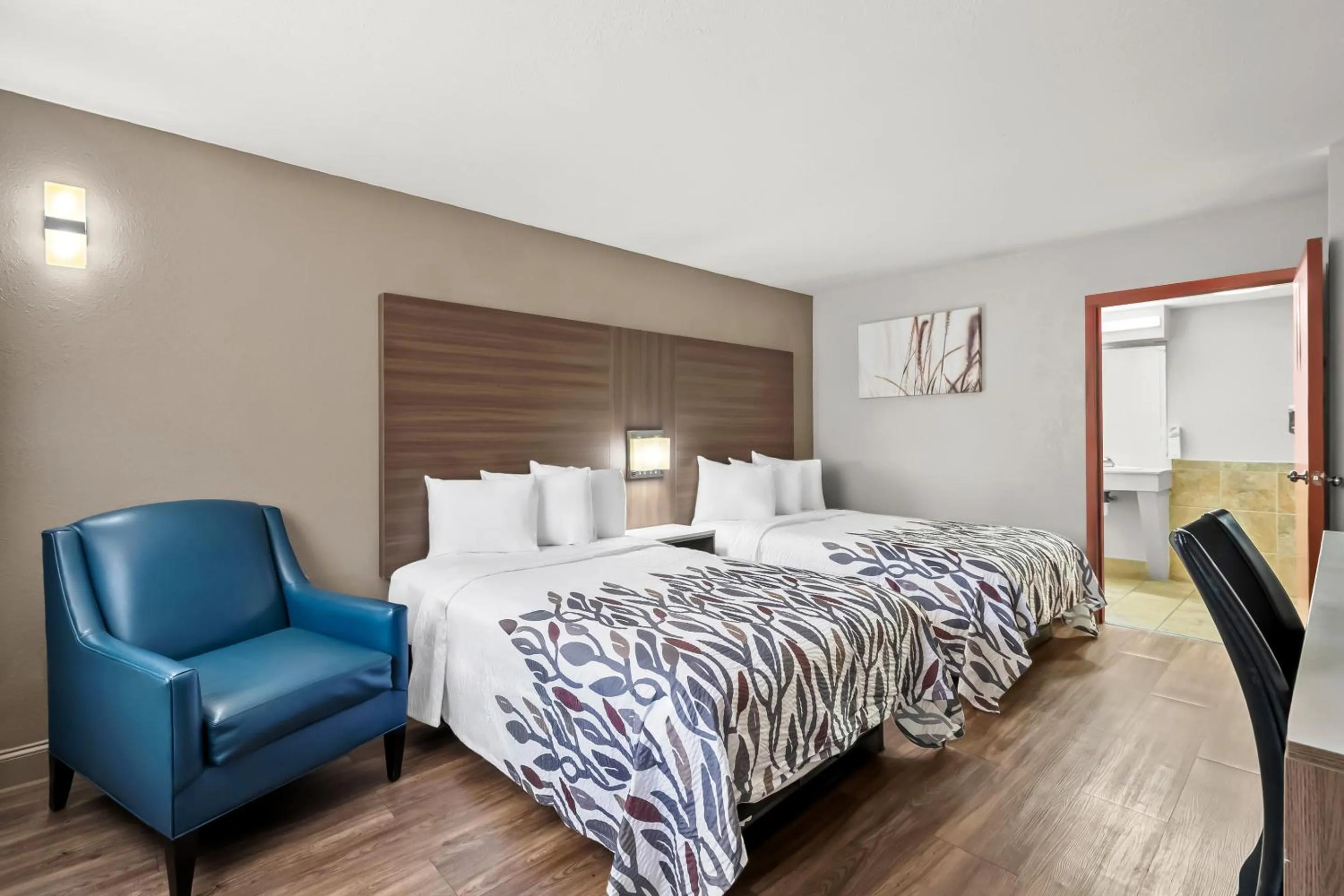 Photo of the whole room, Bed in Red Roof Inn Sanford