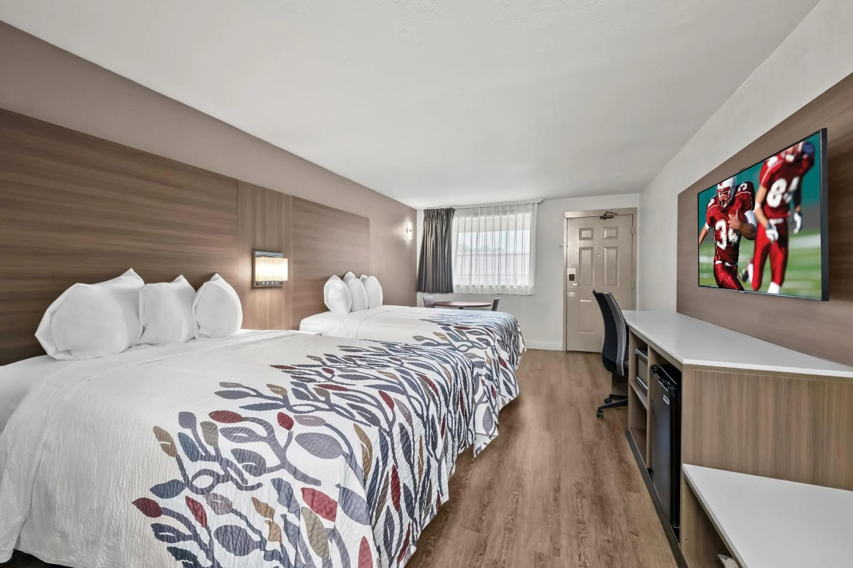 Photo of the whole room, Bed in Red Roof Inn Sanford