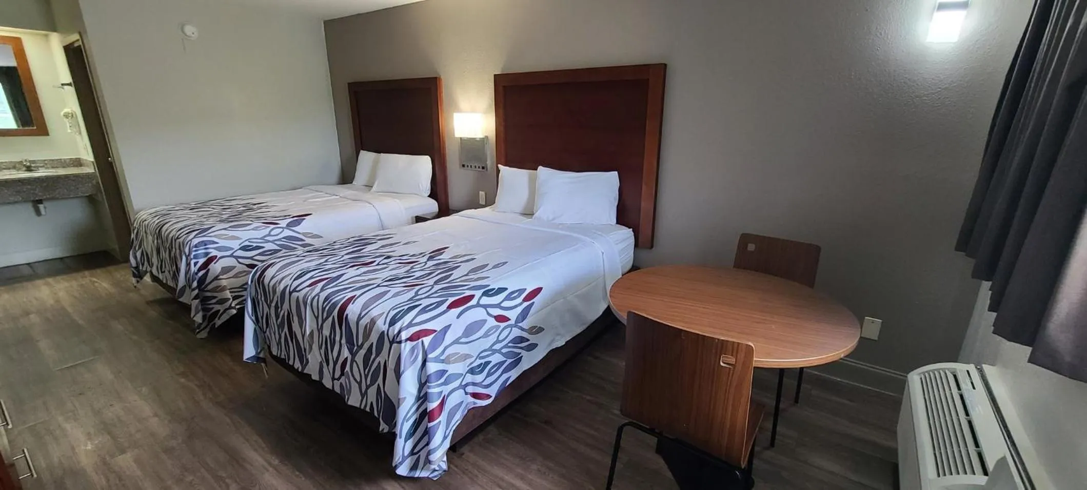 Photo of the whole room, Bed in Econo Lodge Sanford NC