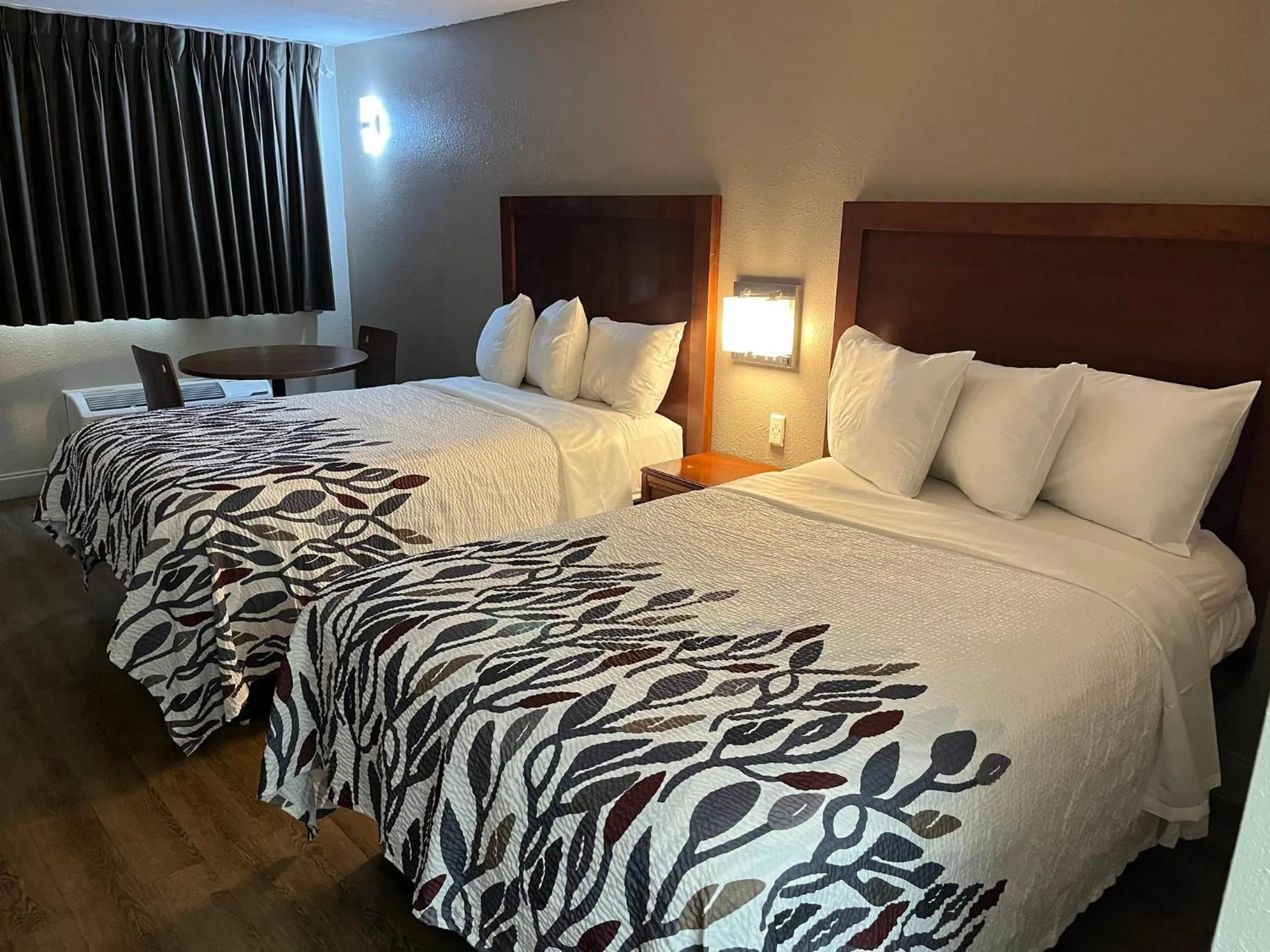 Photo of the whole room, Bed in Econo Lodge Sanford NC