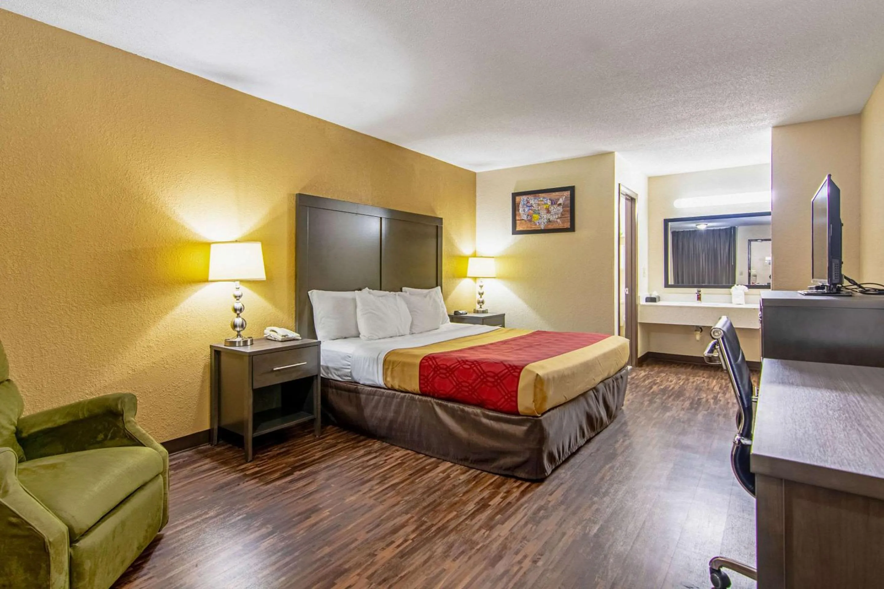 Bedroom, Bed in Econo Lodge Inn & Suites Matthews - Charlotte