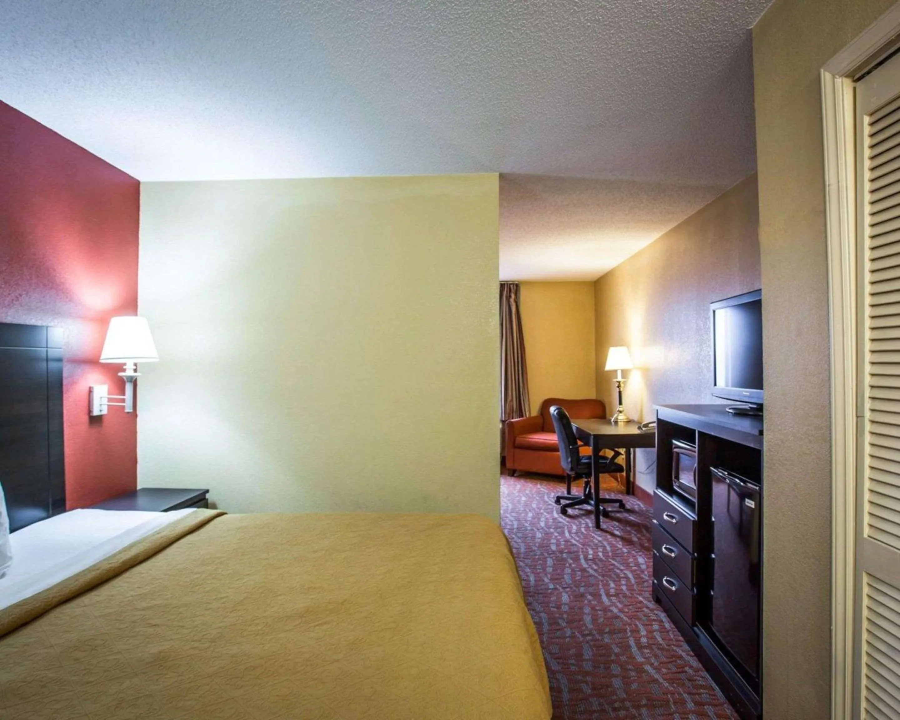 Photo of the whole room, Bed in Quality Inn & Suites Monroe