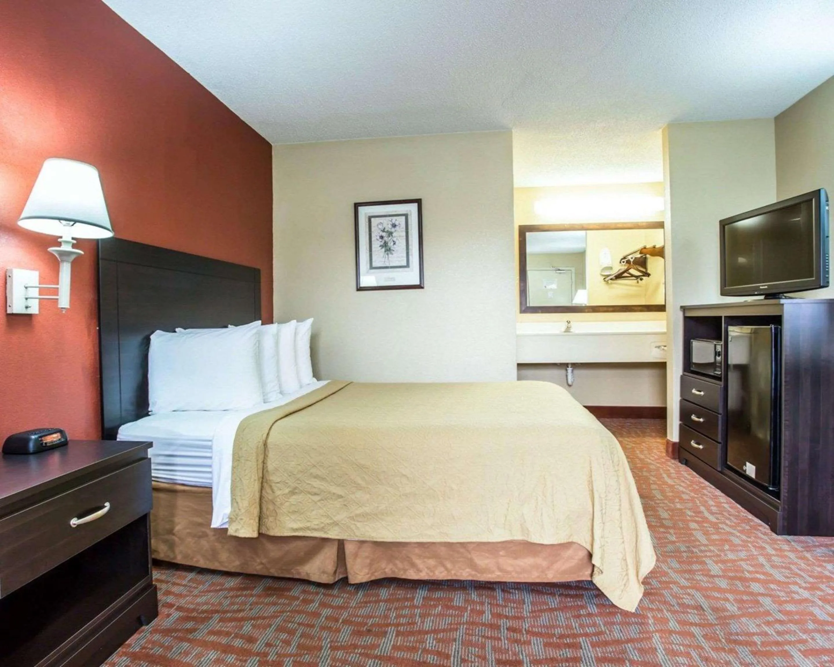 Photo of the whole room, Bed in Quality Inn & Suites Monroe