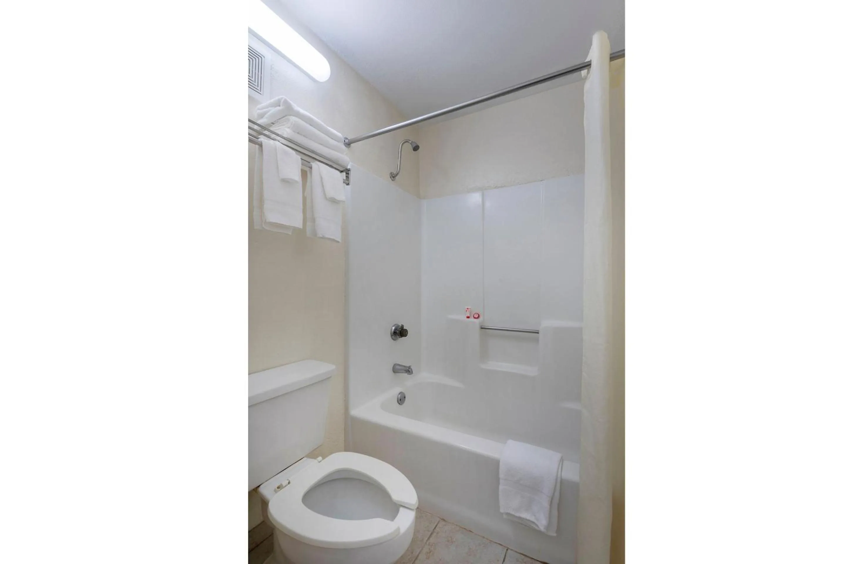 Bathroom in OYO Hotel Kannapolis