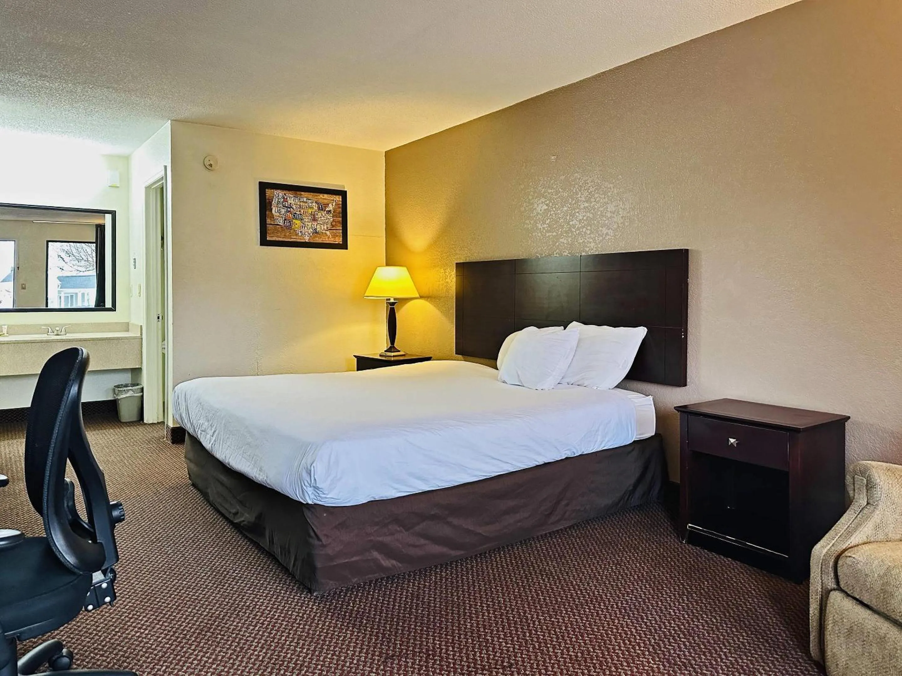 Bedroom, Bed in Econo Lodge