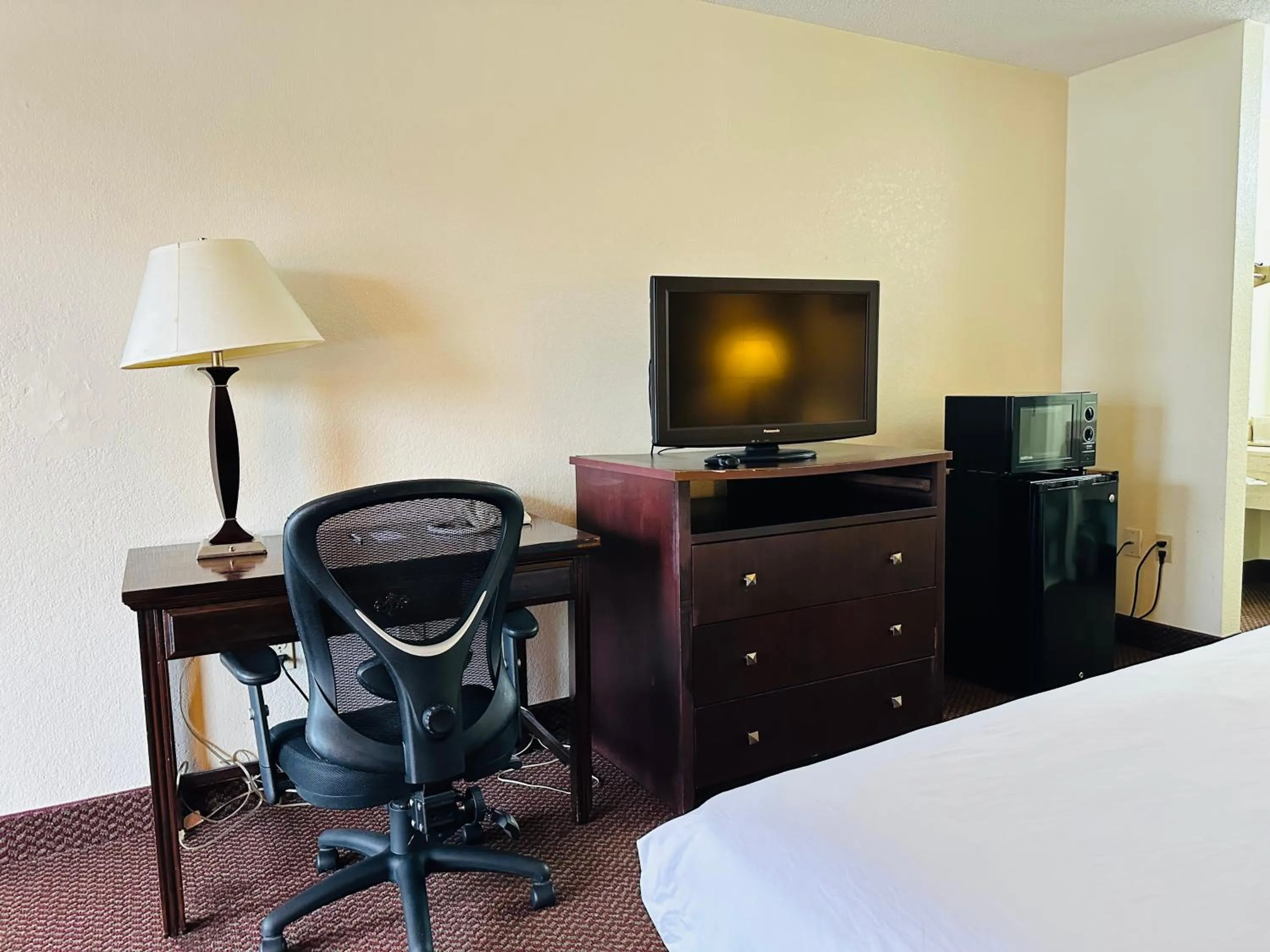 View (from property/room), Bed in OYO Hotel Kannapolis