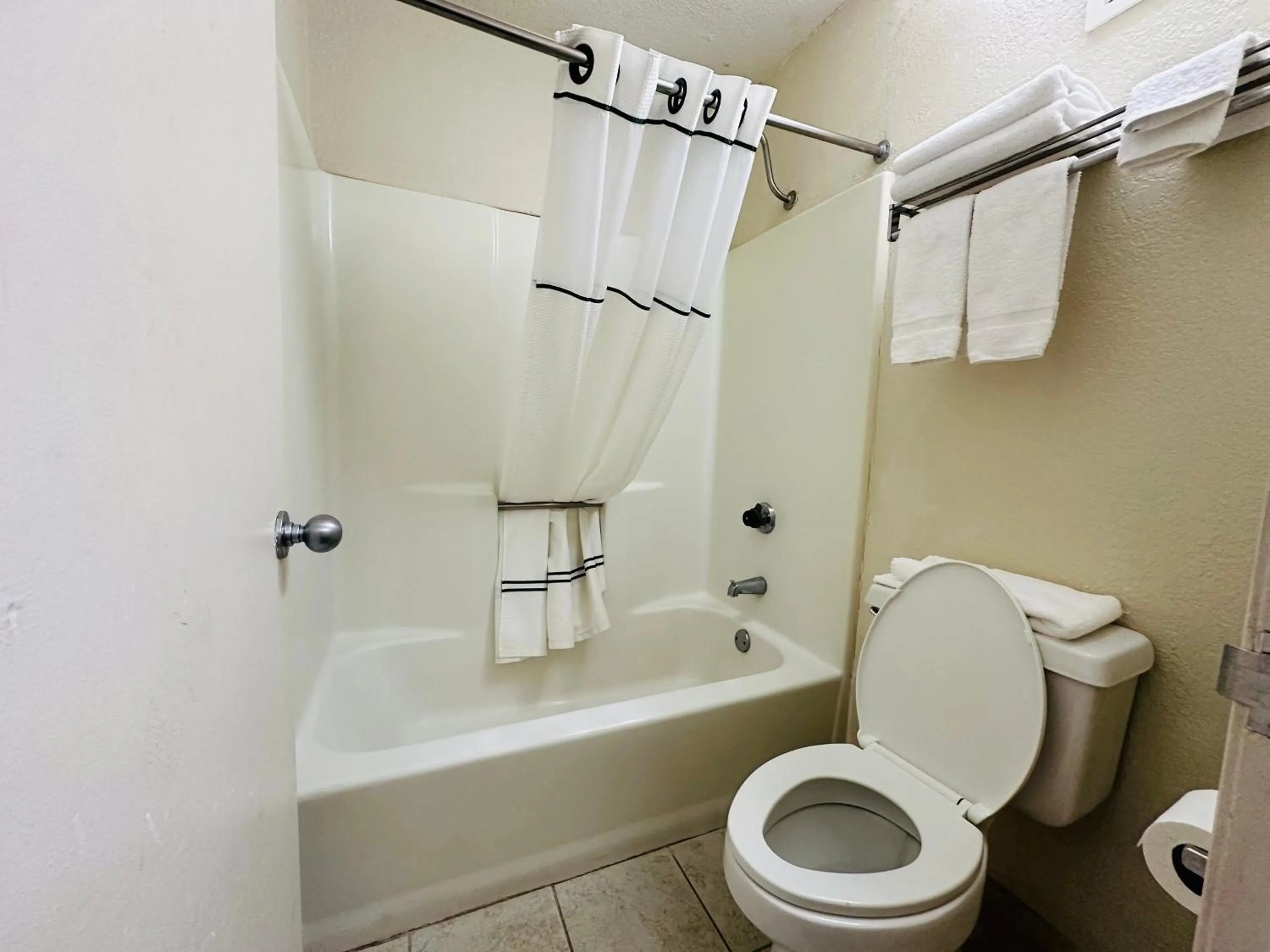 Bathroom in OYO Hotel Kannapolis