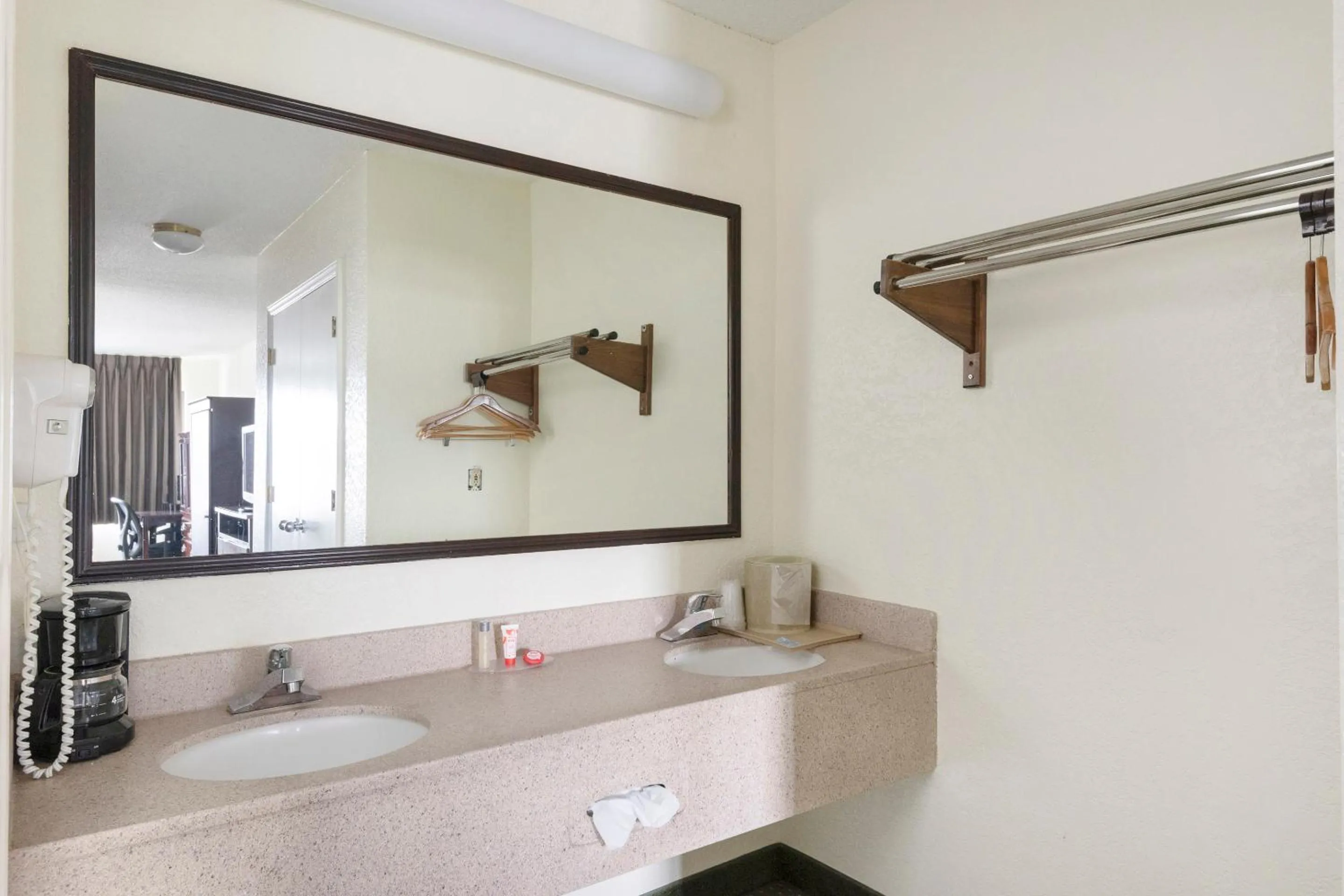 Bathroom, Coffee/Tea Facilities in OYO Hotel Kannapolis