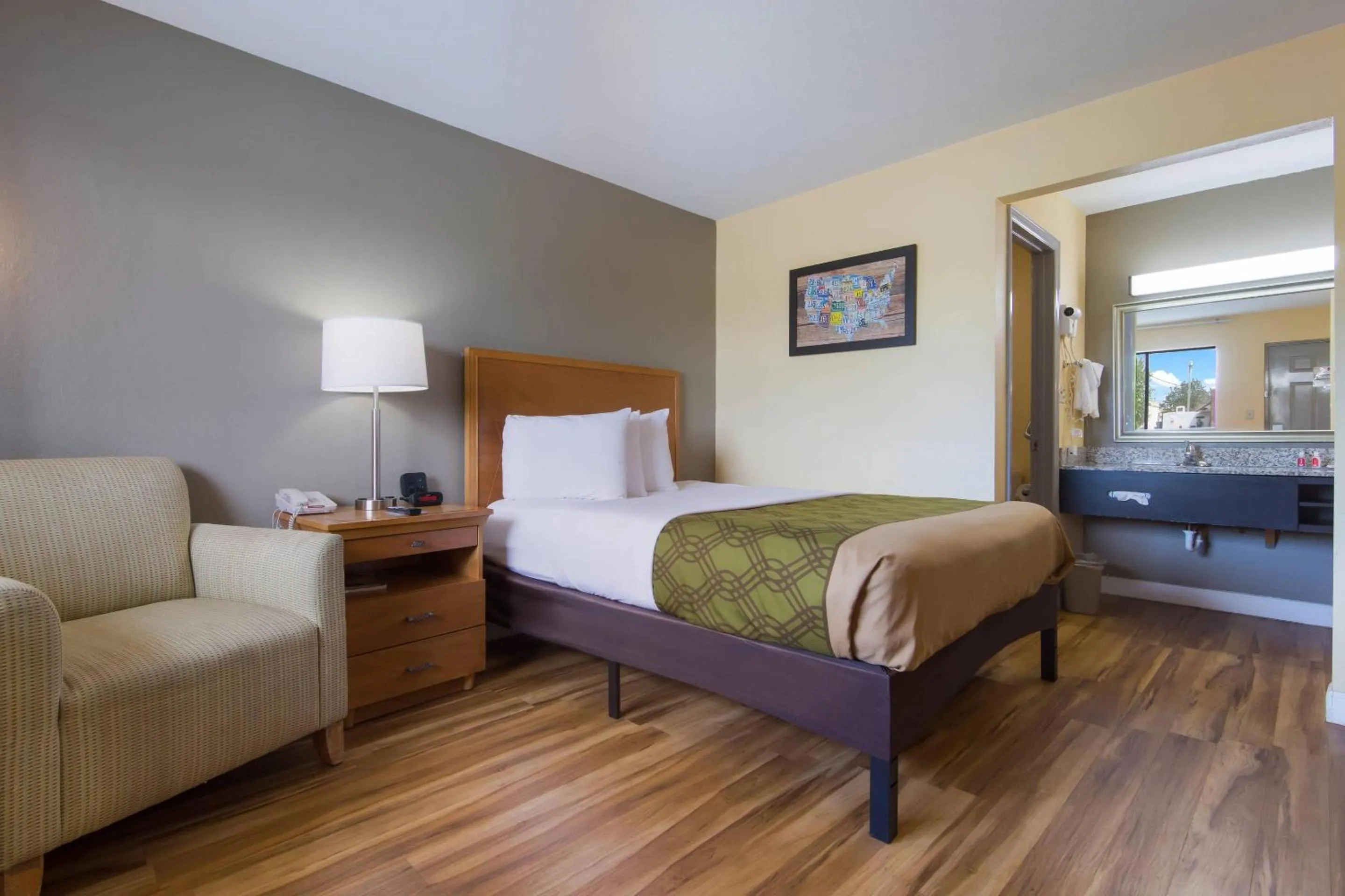 Bedroom, Bed in Econo Lodge Battleboro - Rocky Mount I-95