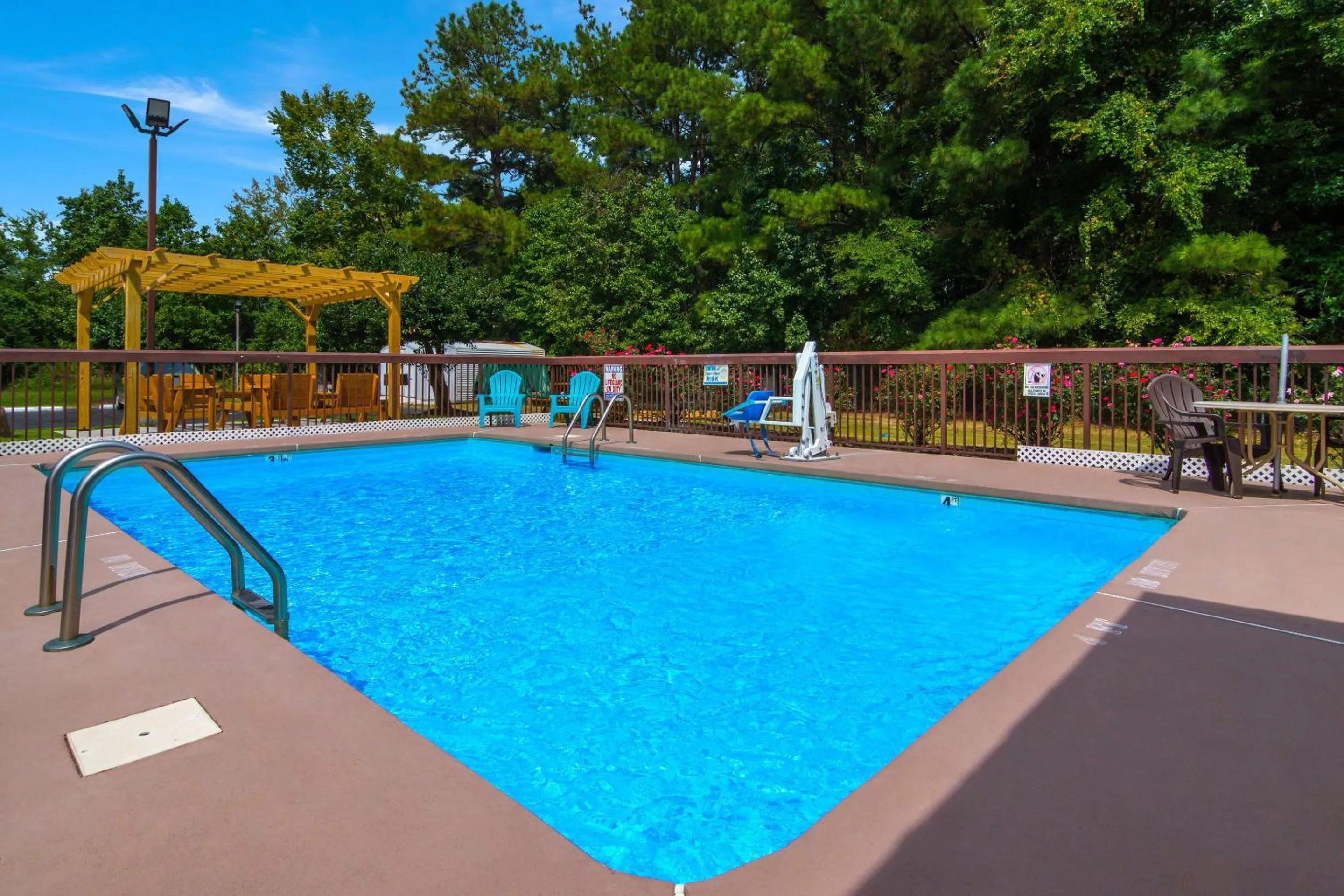 Swimming pool in Econo Lodge Battleboro - Rocky Mount I-95