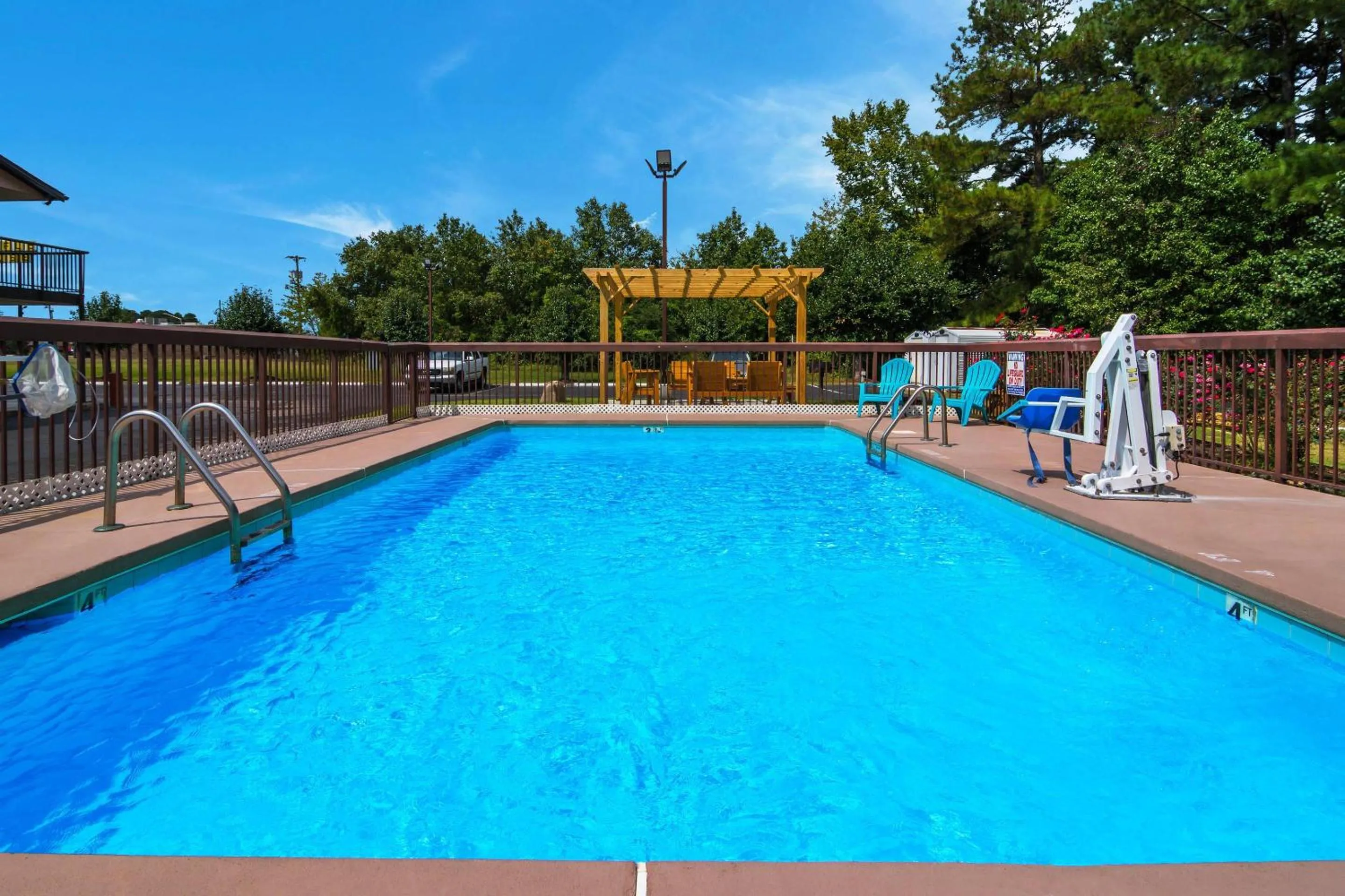 Swimming pool in Econo Lodge Battleboro - Rocky Mount I-95