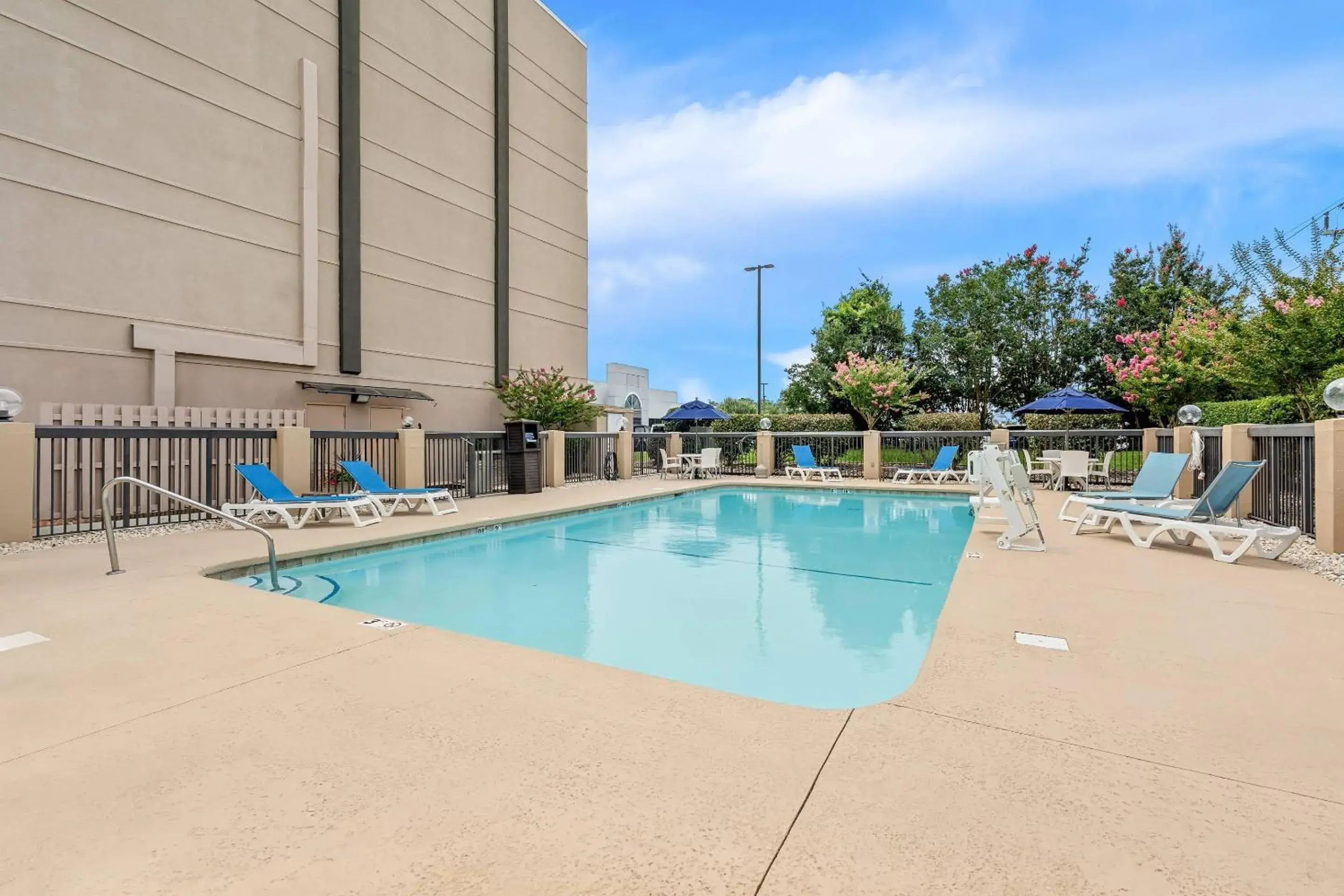 Swimming pool in Comfort Inn University Swimming pool in Comfort Inn University