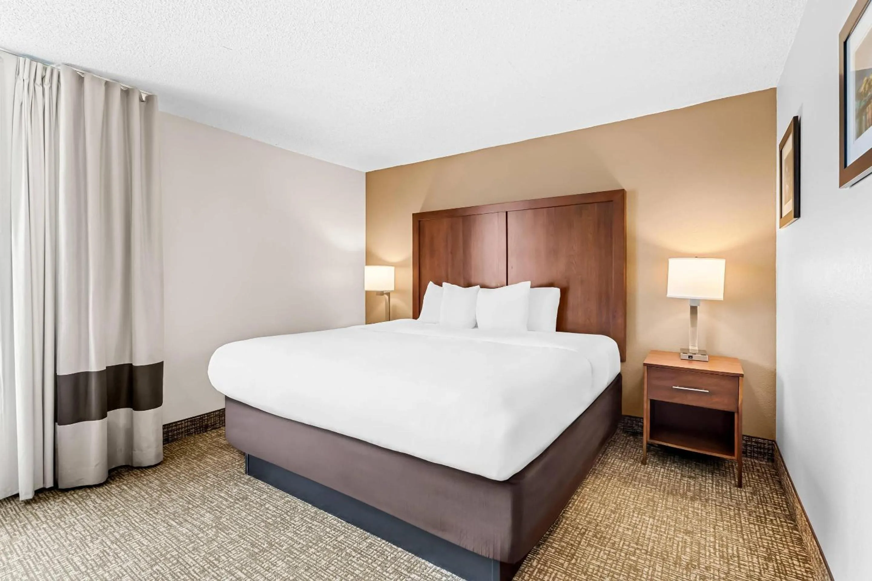 Bedroom, Bed in Comfort Inn University