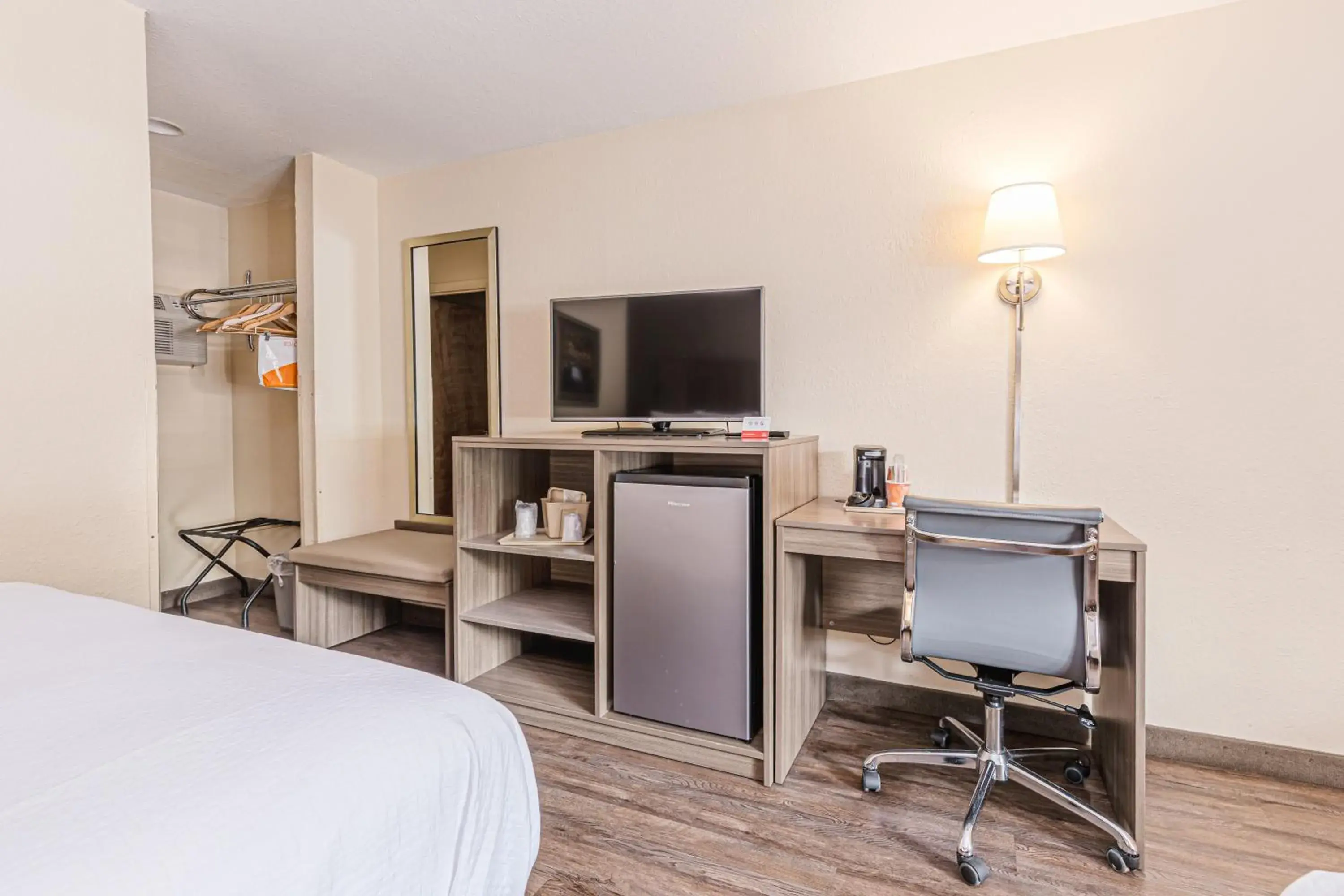 Property building, Bed in Econo Lodge Cherokee Near River Park Property building, Bed in Econo Lodge Cherokee Near River Park