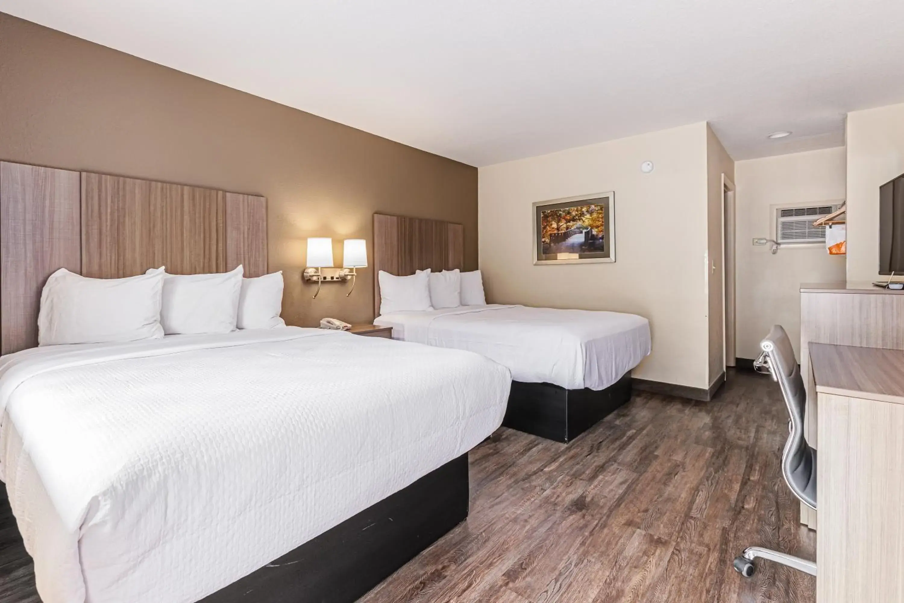 Property building, Bed in Econo Lodge Cherokee Near River Park Property building, Bed in Econo Lodge Cherokee Near River Park