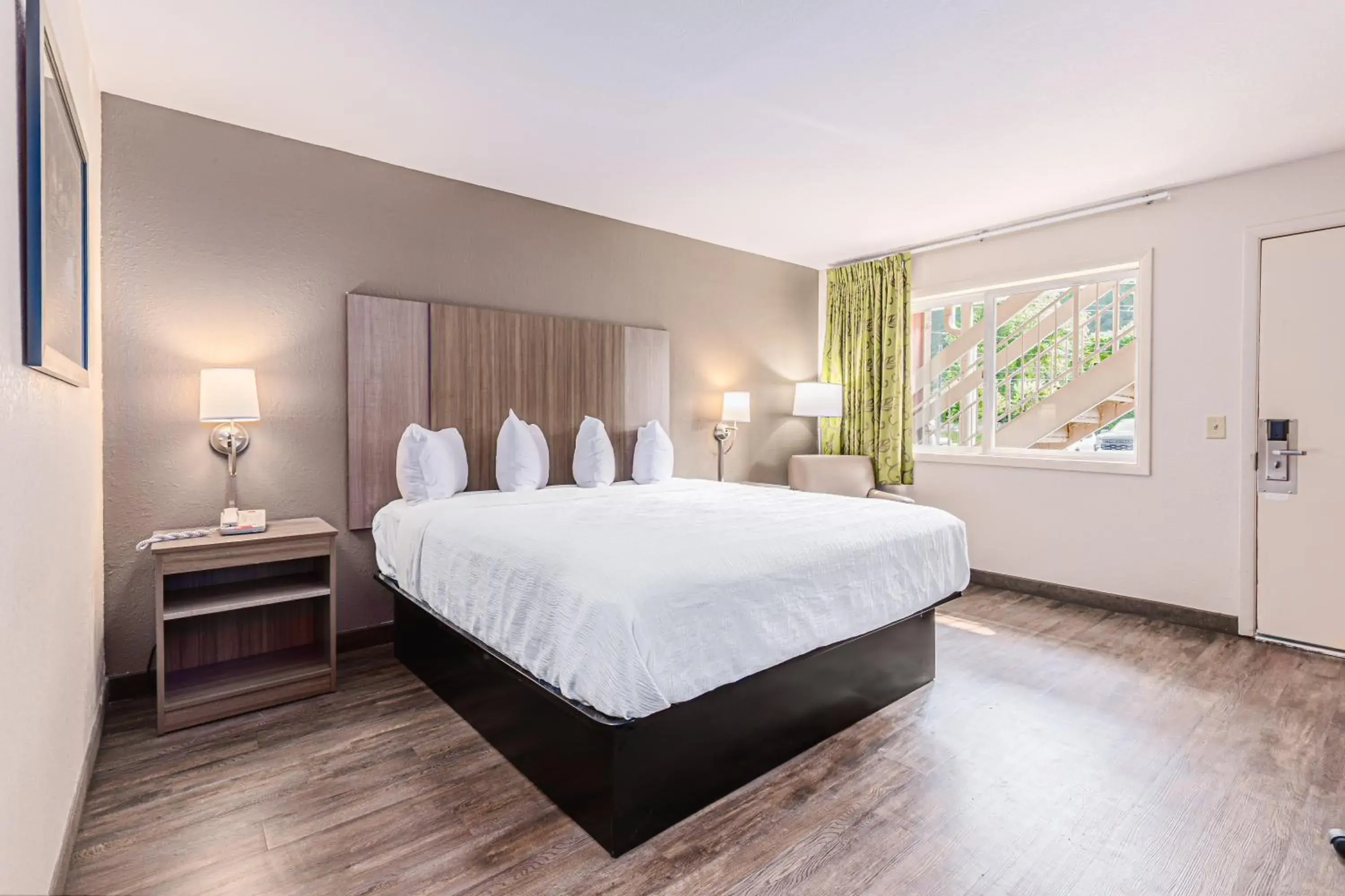 Property building, Bed in Econo Lodge Cherokee Near River Park Property building, Bed in Econo Lodge Cherokee Near River Park