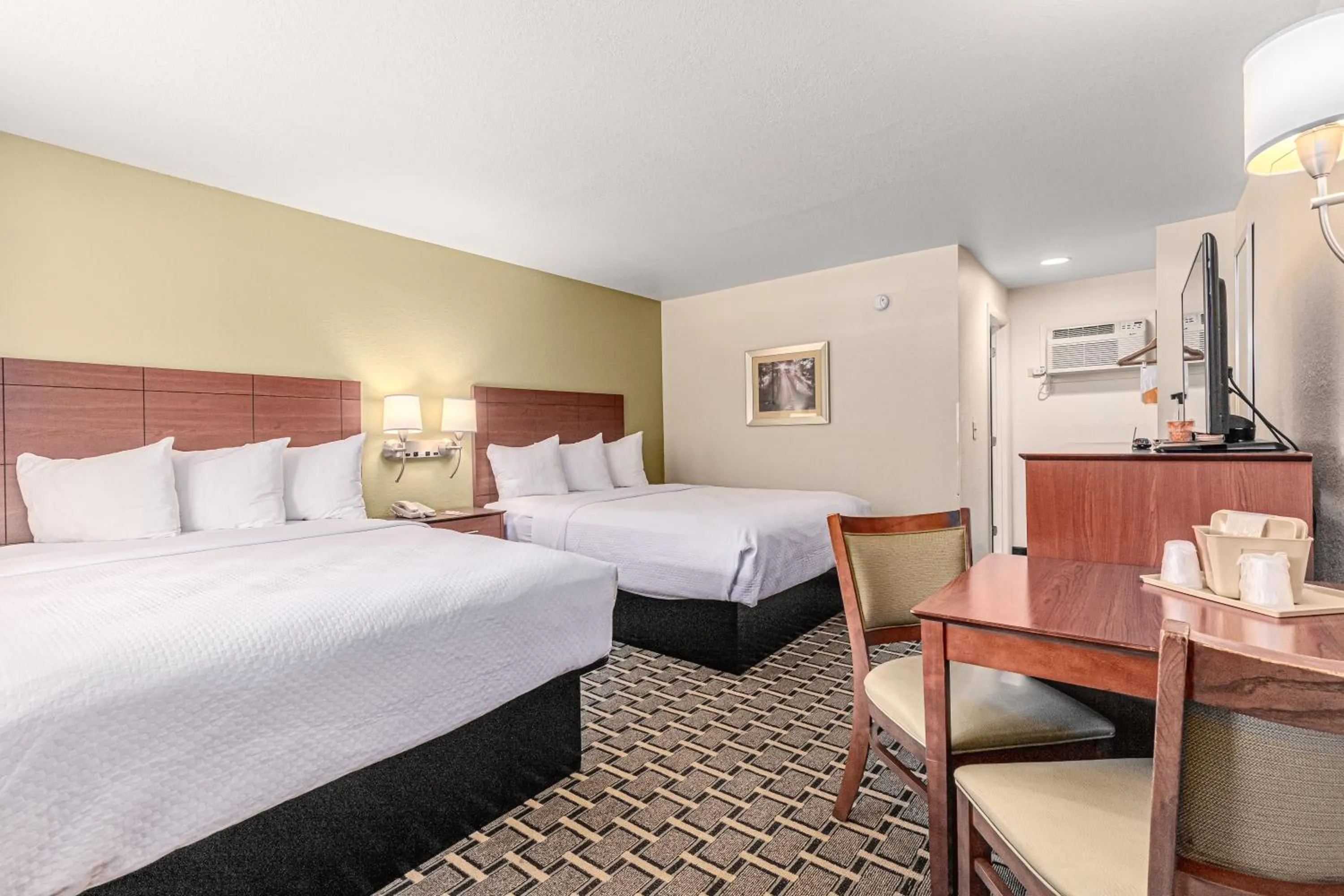 Bed in Econo Lodge Cherokee Near Island Park