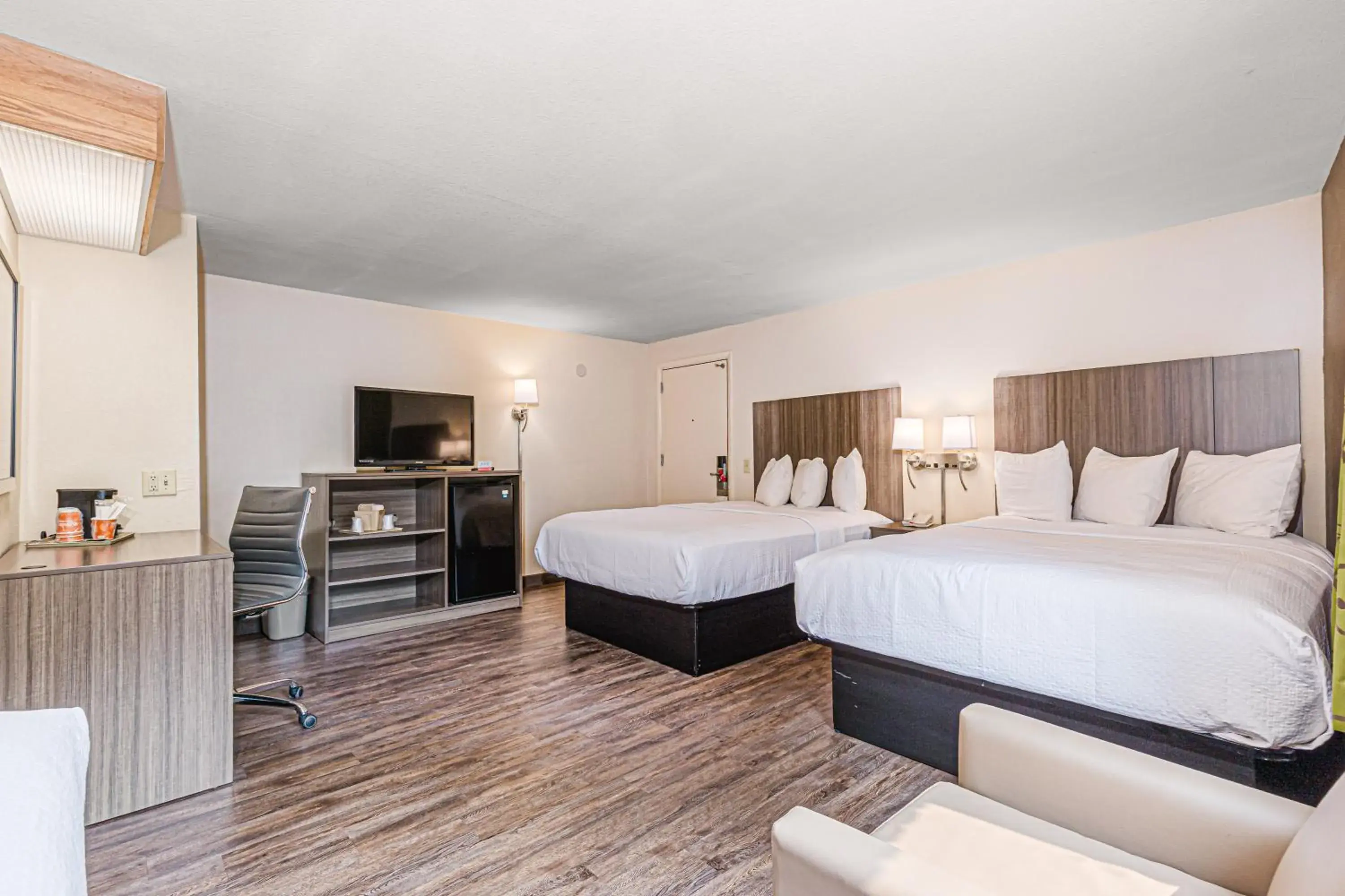 Property building, Bed in Econo Lodge Cherokee Near River Park Property building, Bed in Econo Lodge Cherokee Near River Park