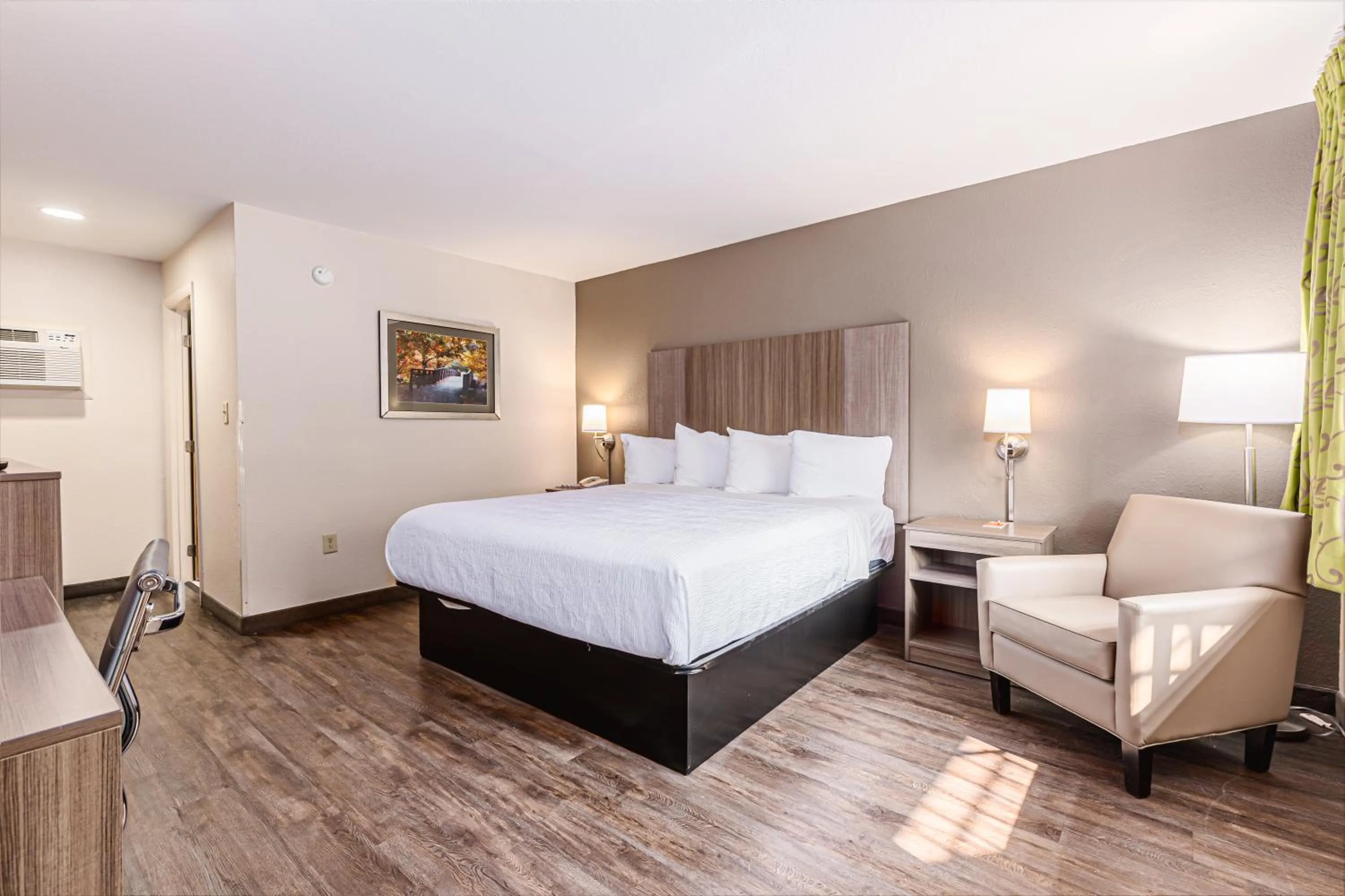 Property building, Bed in Econo Lodge Cherokee Near Island Park