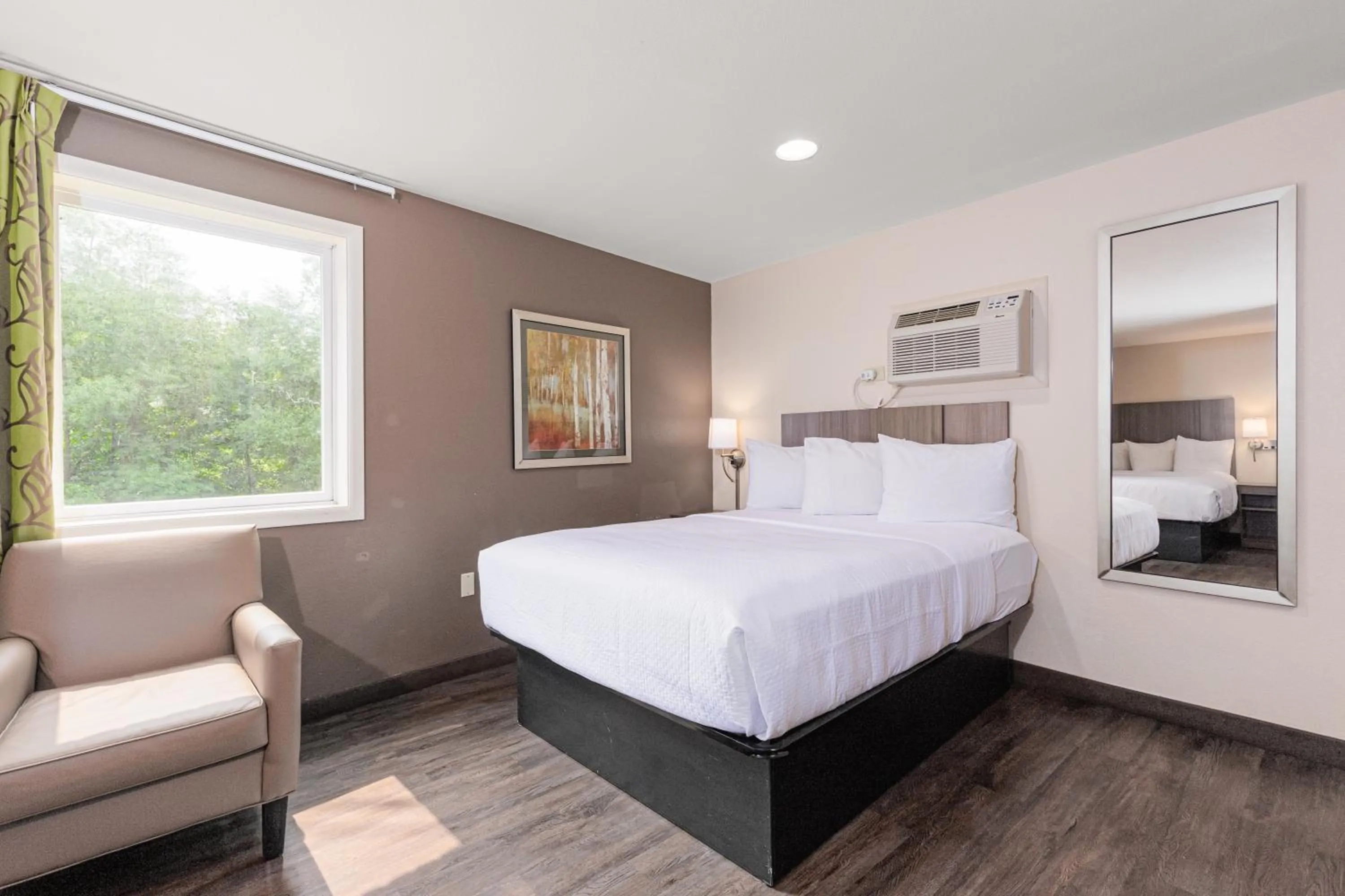 Property building, Bed in Econo Lodge Cherokee Near Island Park