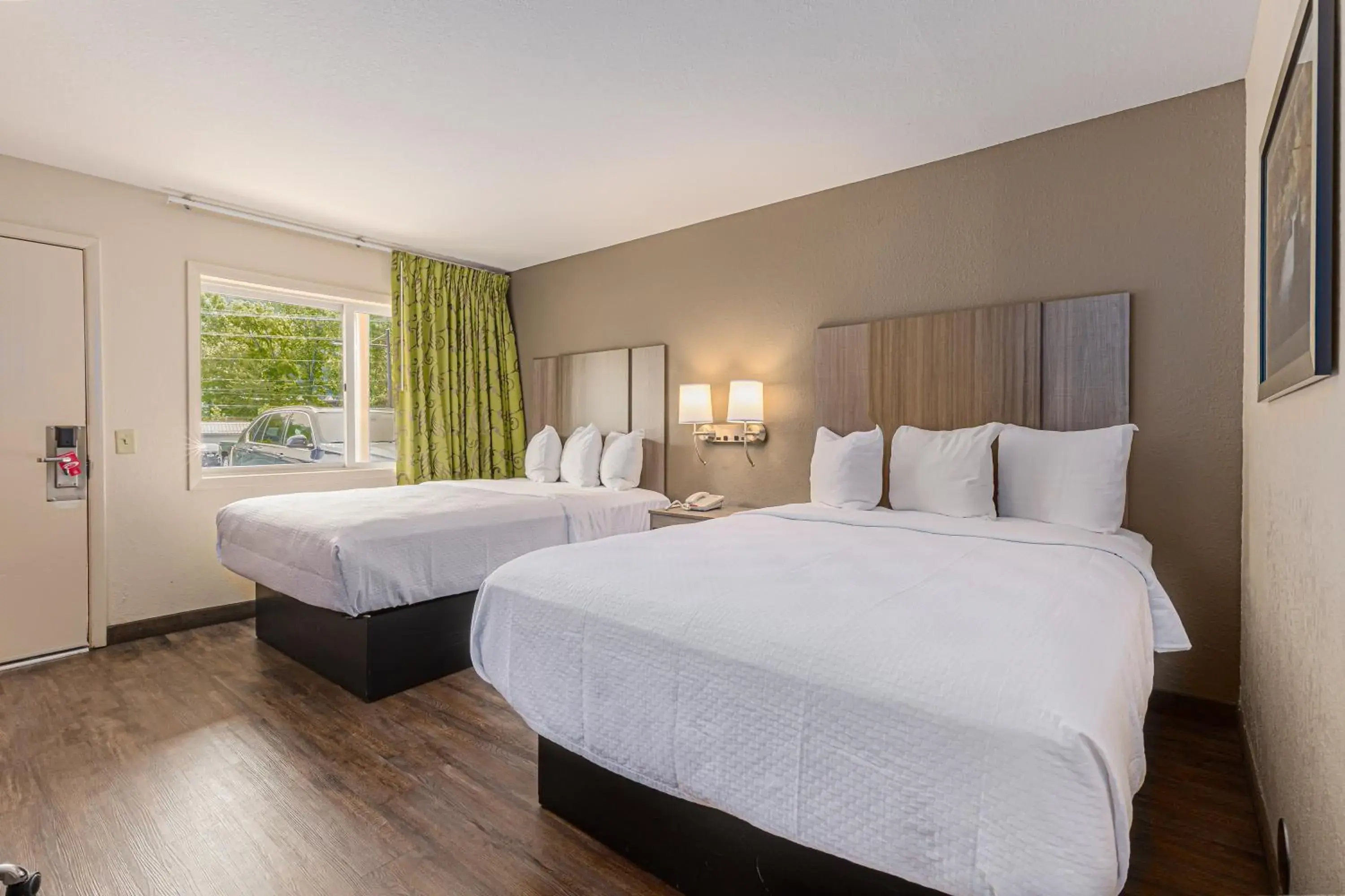 Property building, Bed in Econo Lodge Cherokee Near River Park Property building, Bed in Econo Lodge Cherokee Near River Park