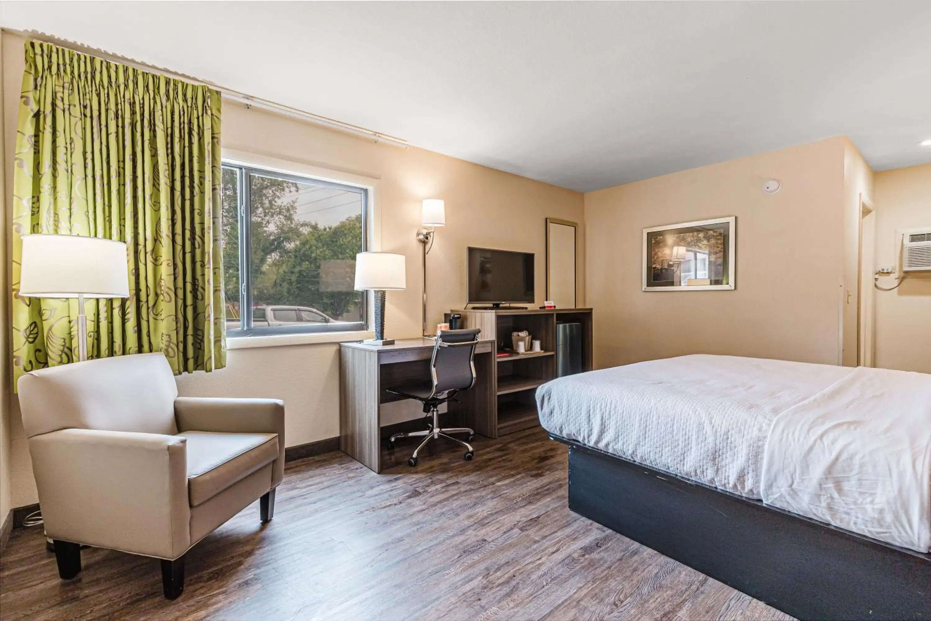 Property building, Bed in Econo Lodge Cherokee Near River Park Property building, Bed in Econo Lodge Cherokee Near River Park