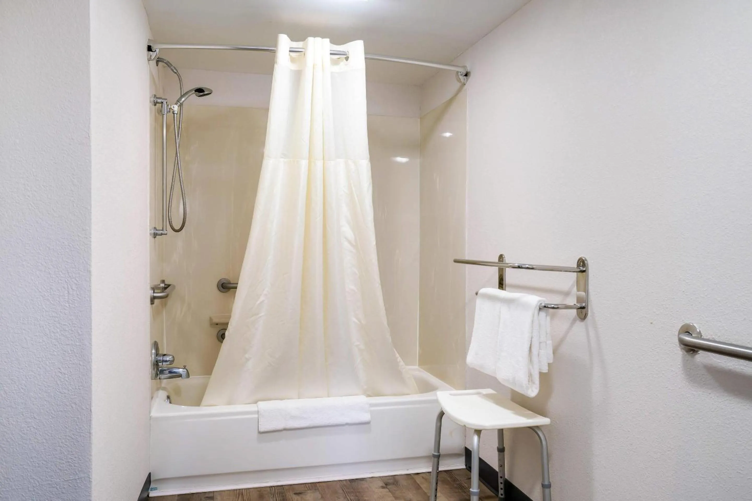 Bedroom in Quality Inn Greenville near University