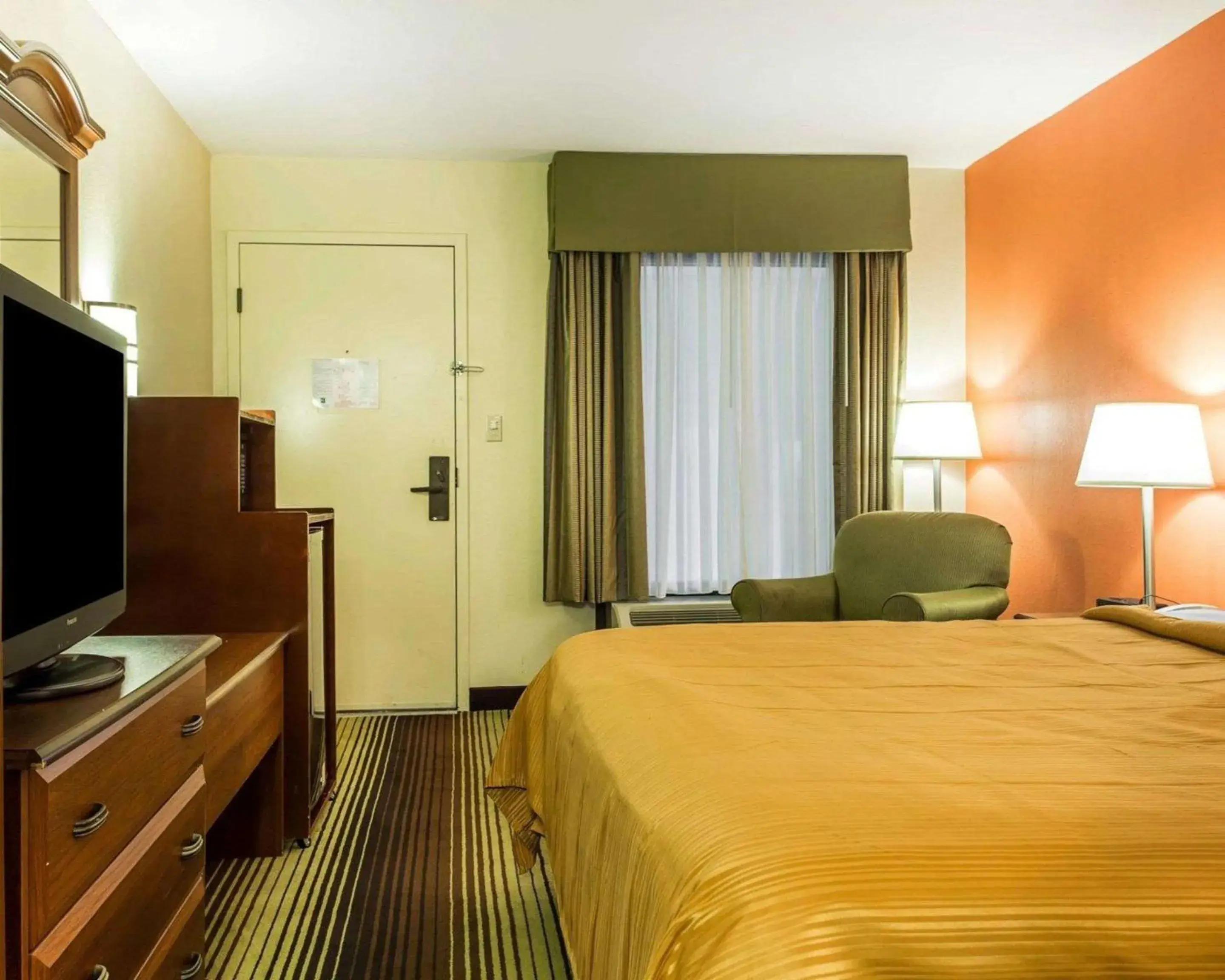 Photo of the whole room, Bed in Quality Inn University Photo of the whole room, Bed in Quality Inn University