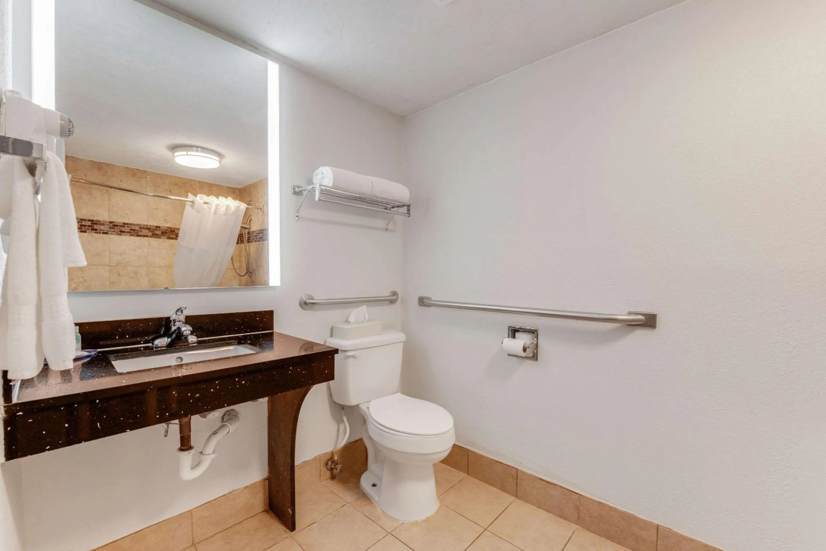 Bedroom in Comfort Inn Thomasville I-85