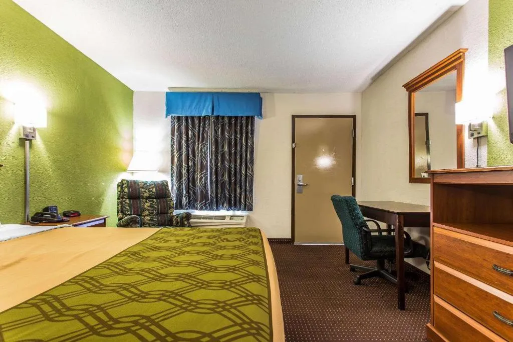 Bed in Econo Lodge Elizabeth City near University