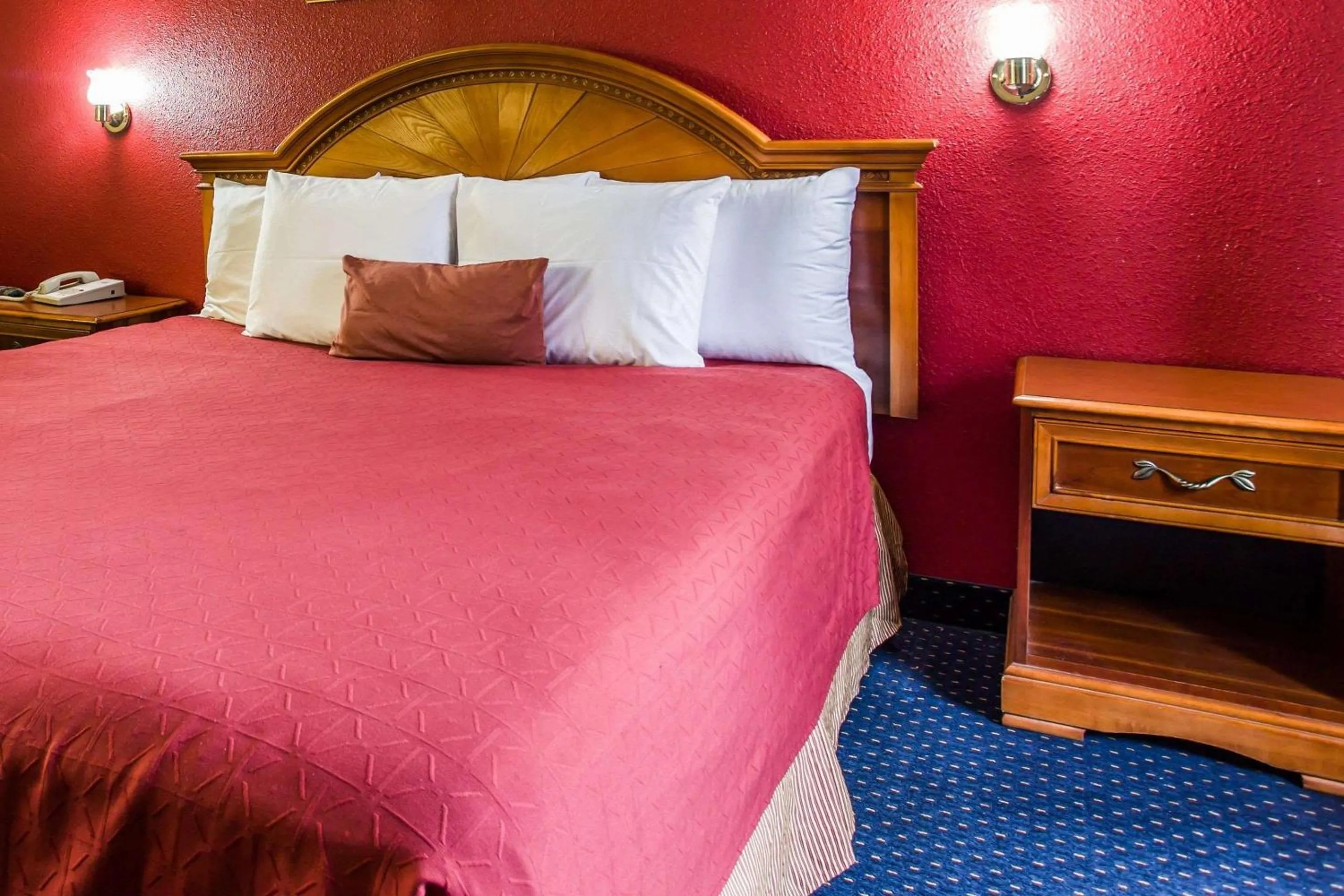 Photo of the whole room, Bed in Rodeway Inn Charlotte North End