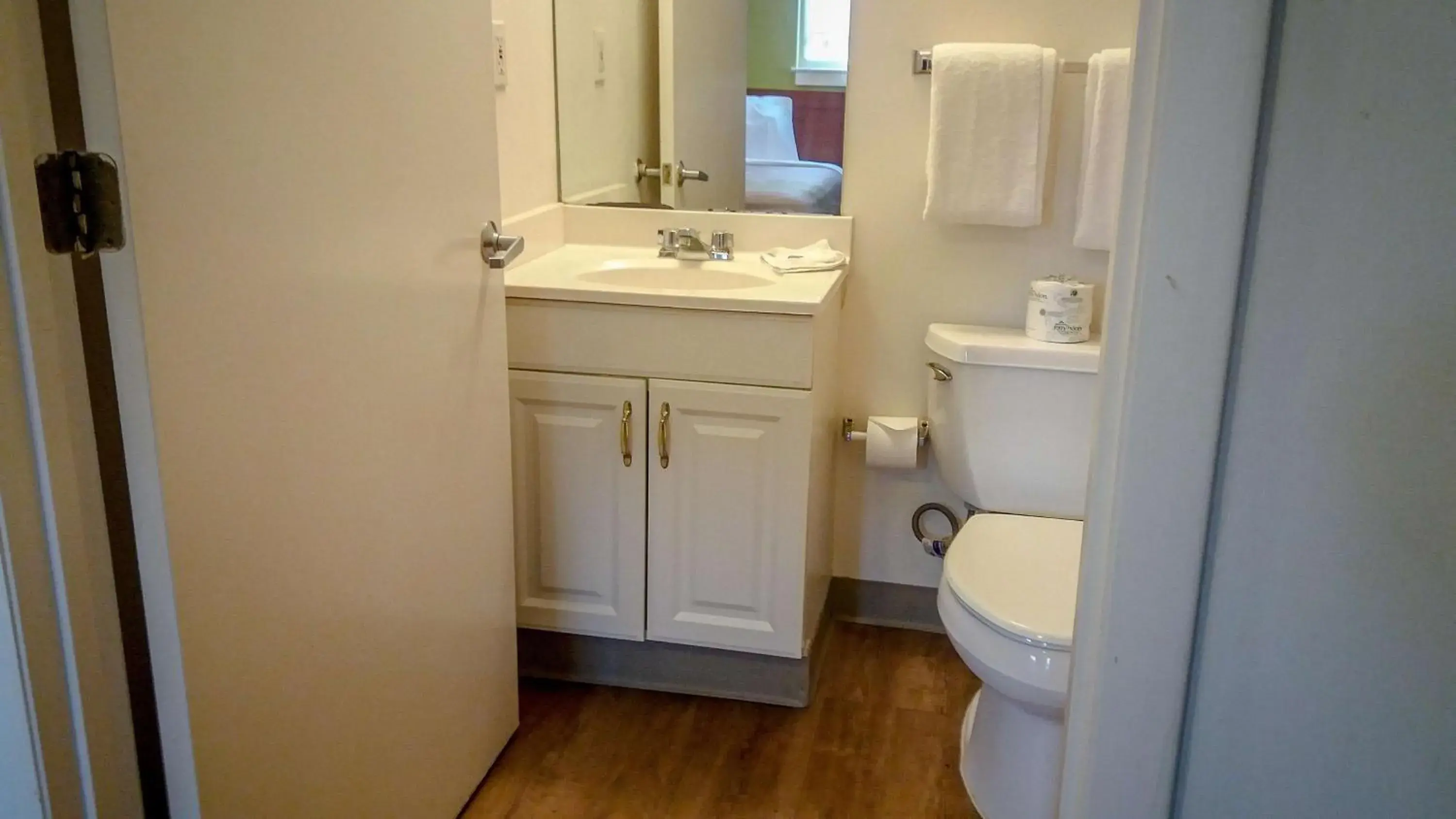 Superior Queen Room in Motel 6-Greensboro, NC - I-40 Superior Queen Room in Motel 6-Greensboro, NC - I-40