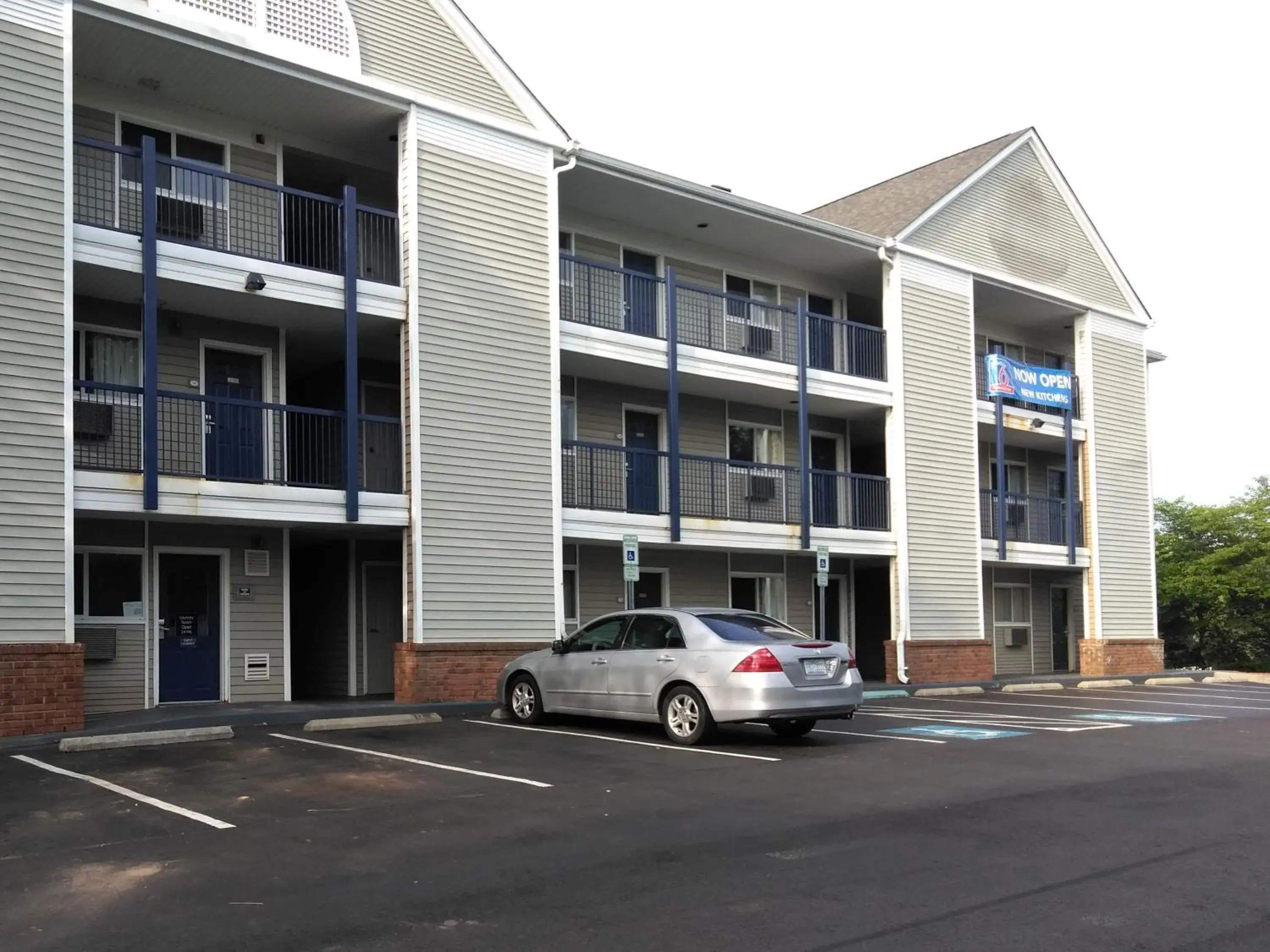 Facade/entrance in Motel 6-Greensboro, NC - I-40 Facade/entrance in Motel 6-Greensboro, NC - I-40