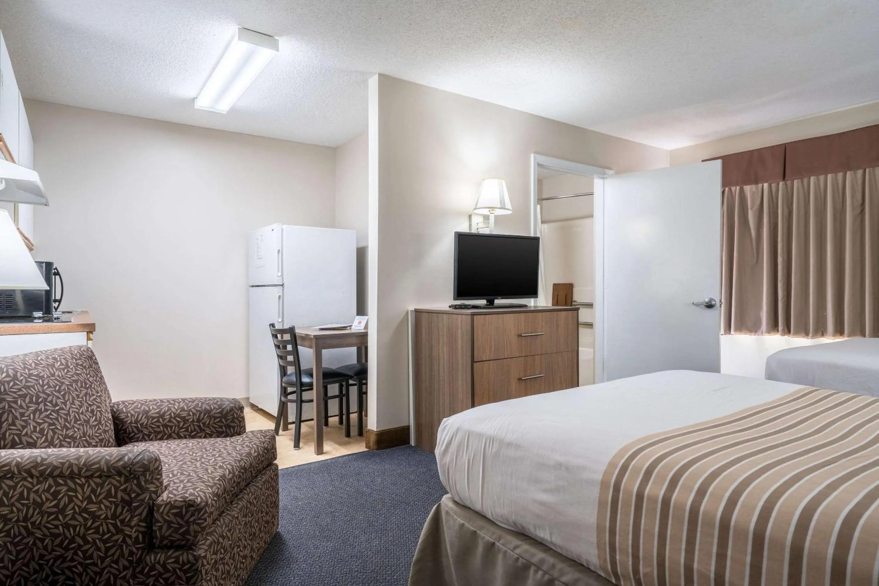 Bedroom, Bed in Suburban Studios of Wilmington