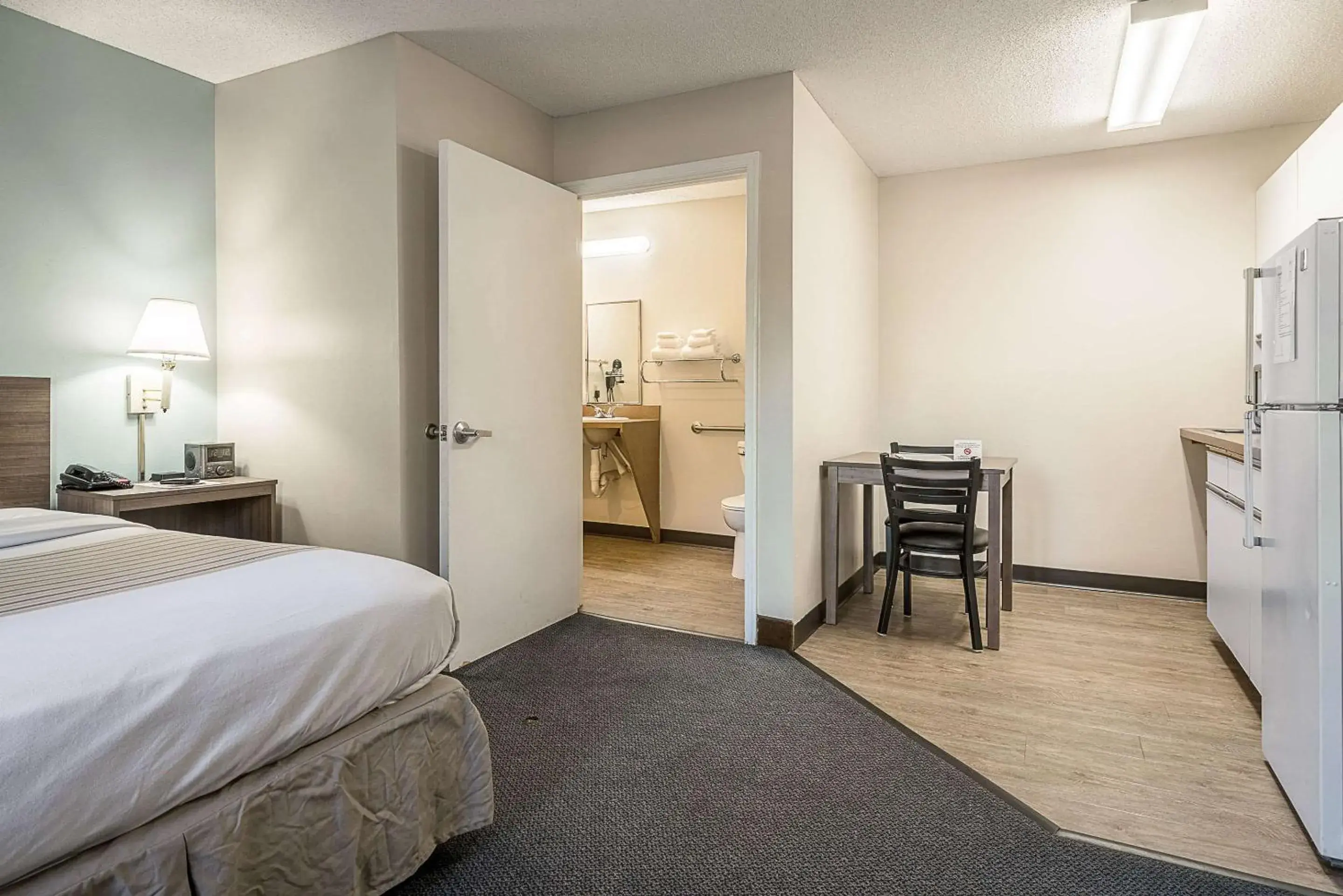 Bedroom, Bed in Suburban Studios of Wilmington Bedroom, Bed in Suburban Studios of Wilmington