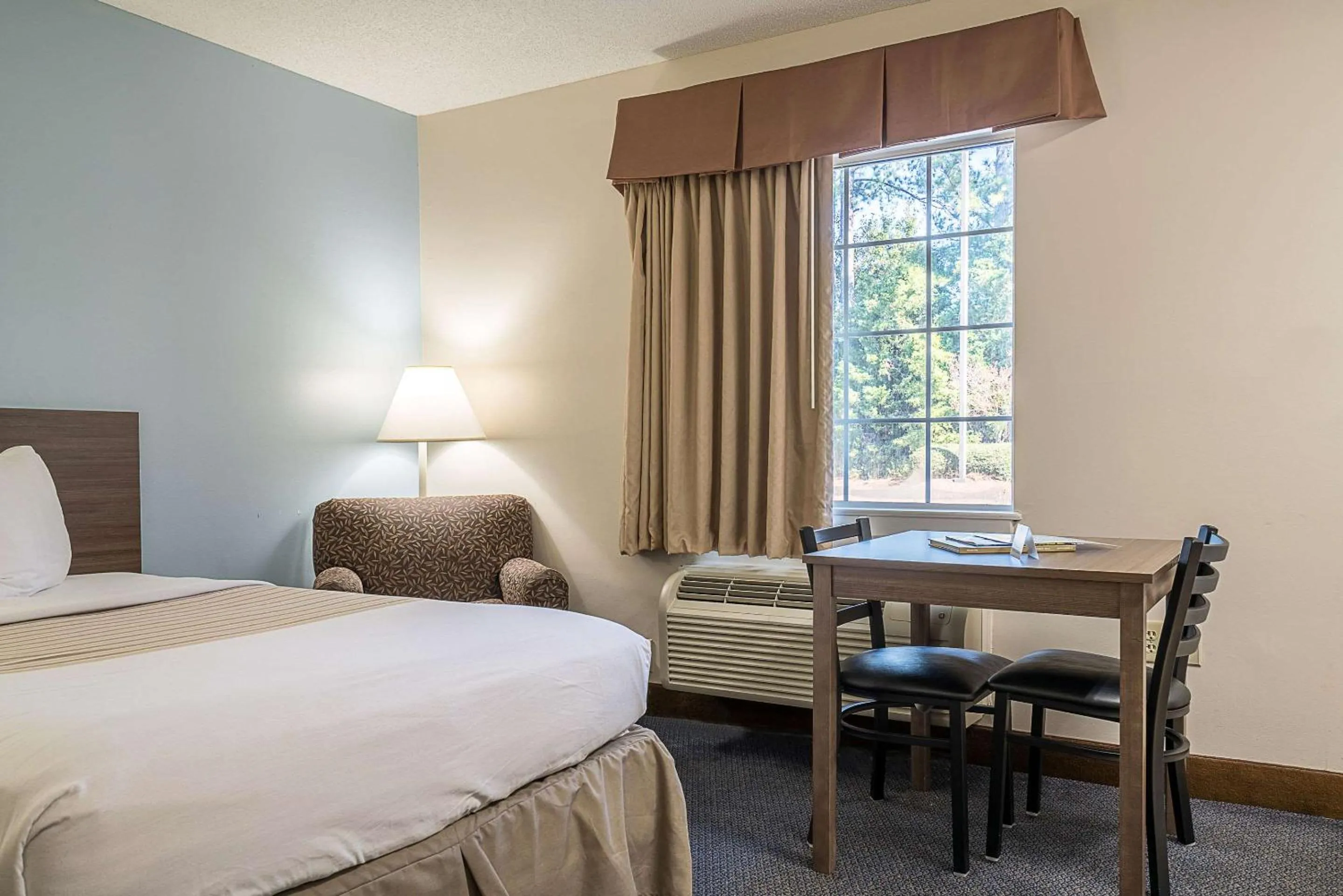 Bedroom, Bed in Suburban Studios of Wilmington