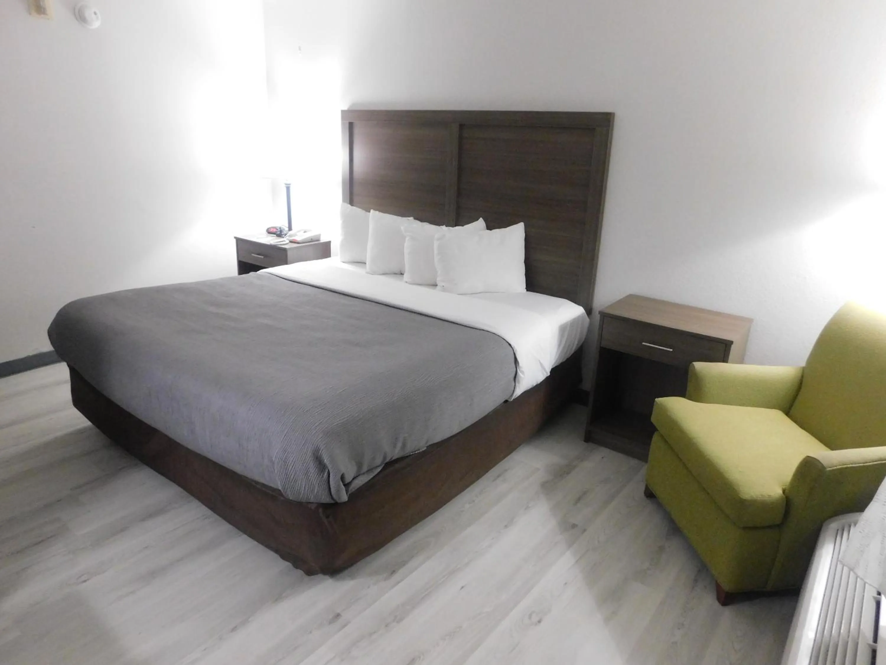 Bedroom, Bed in Quality Inn & Suites Hanes Mall