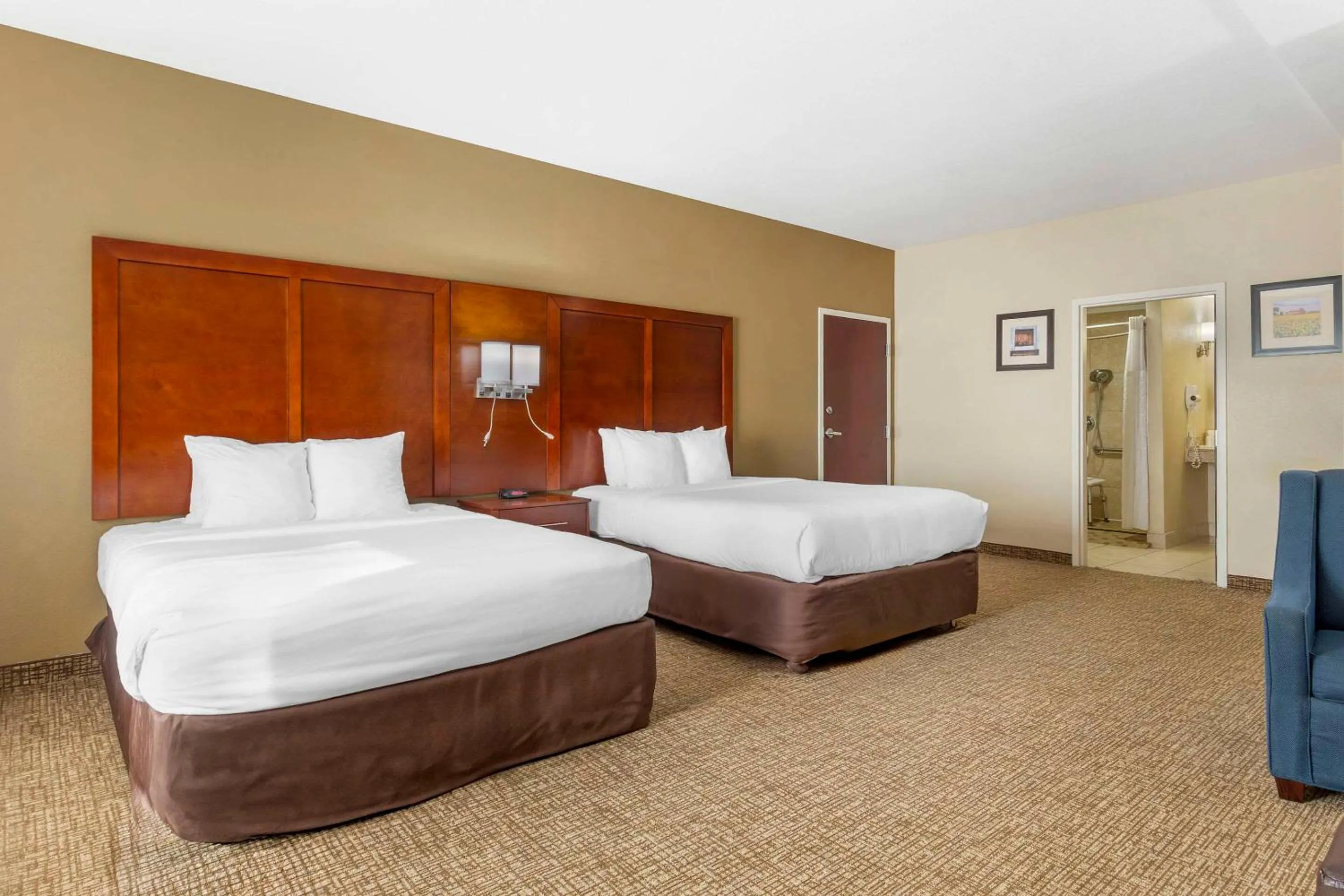 Bedroom, Bed in Comfort Suites Wilson - I - 95