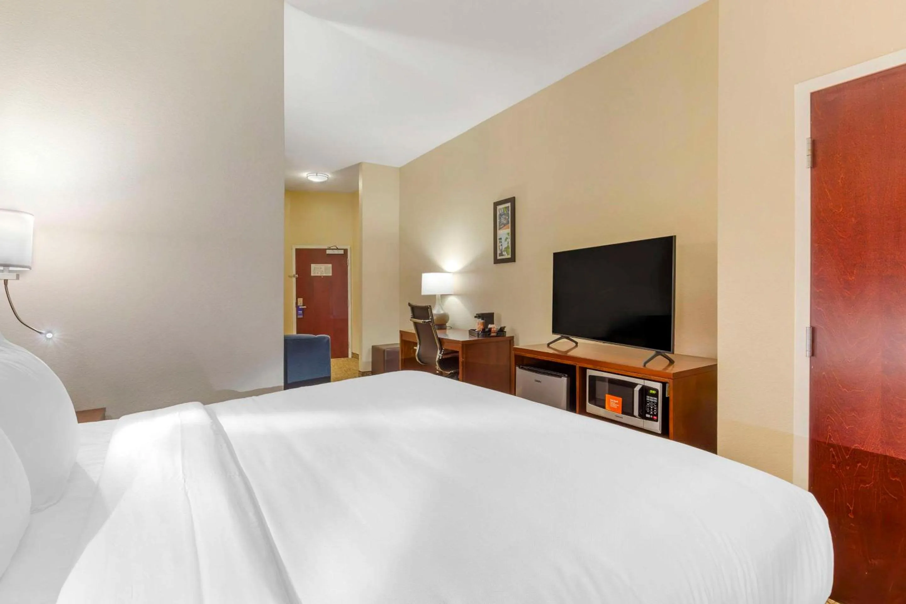 Bedroom, Bed in Comfort Suites Wilson - I - 95