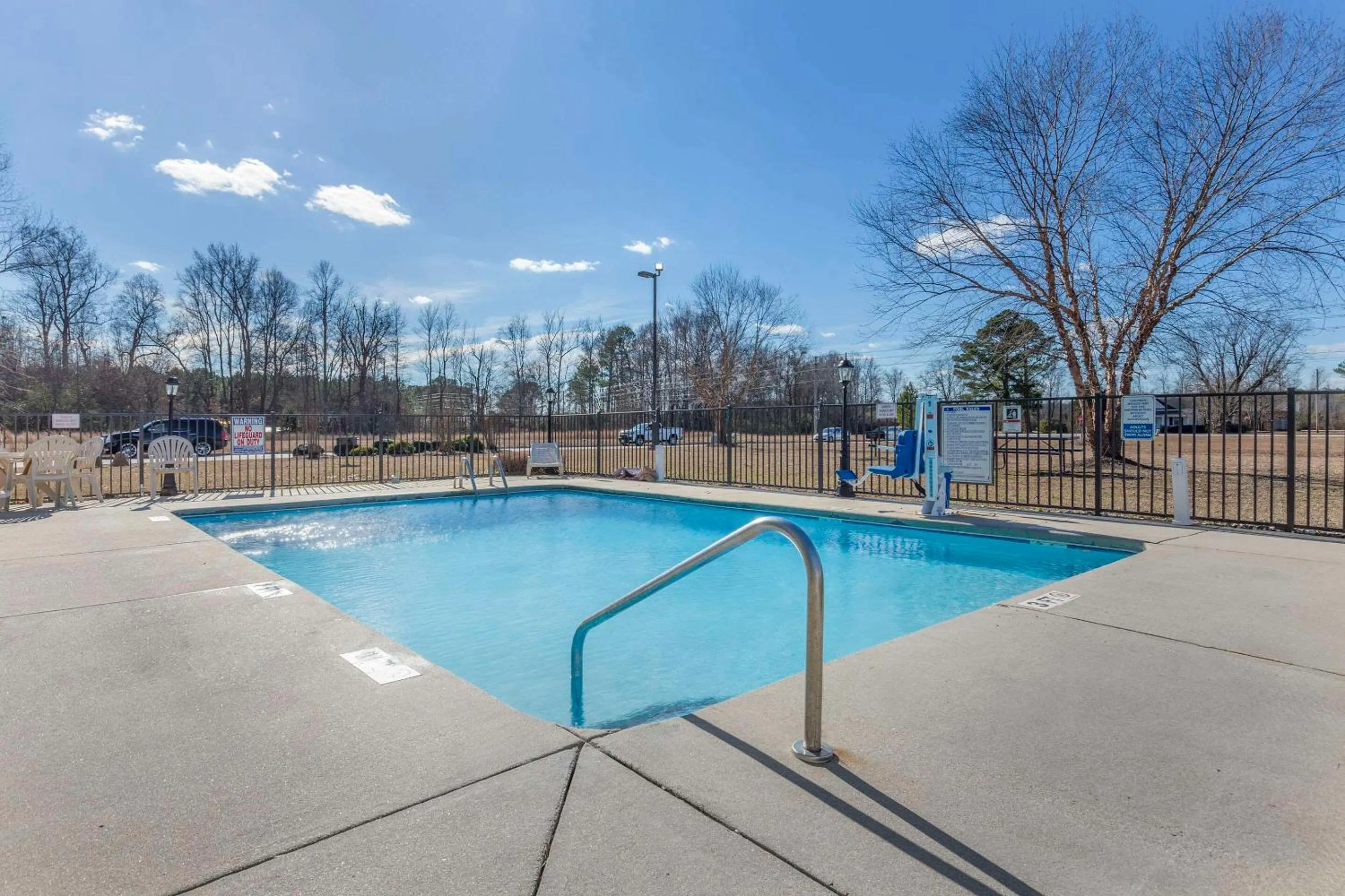 Swimming pool in Comfort Suites Wilson - I - 95