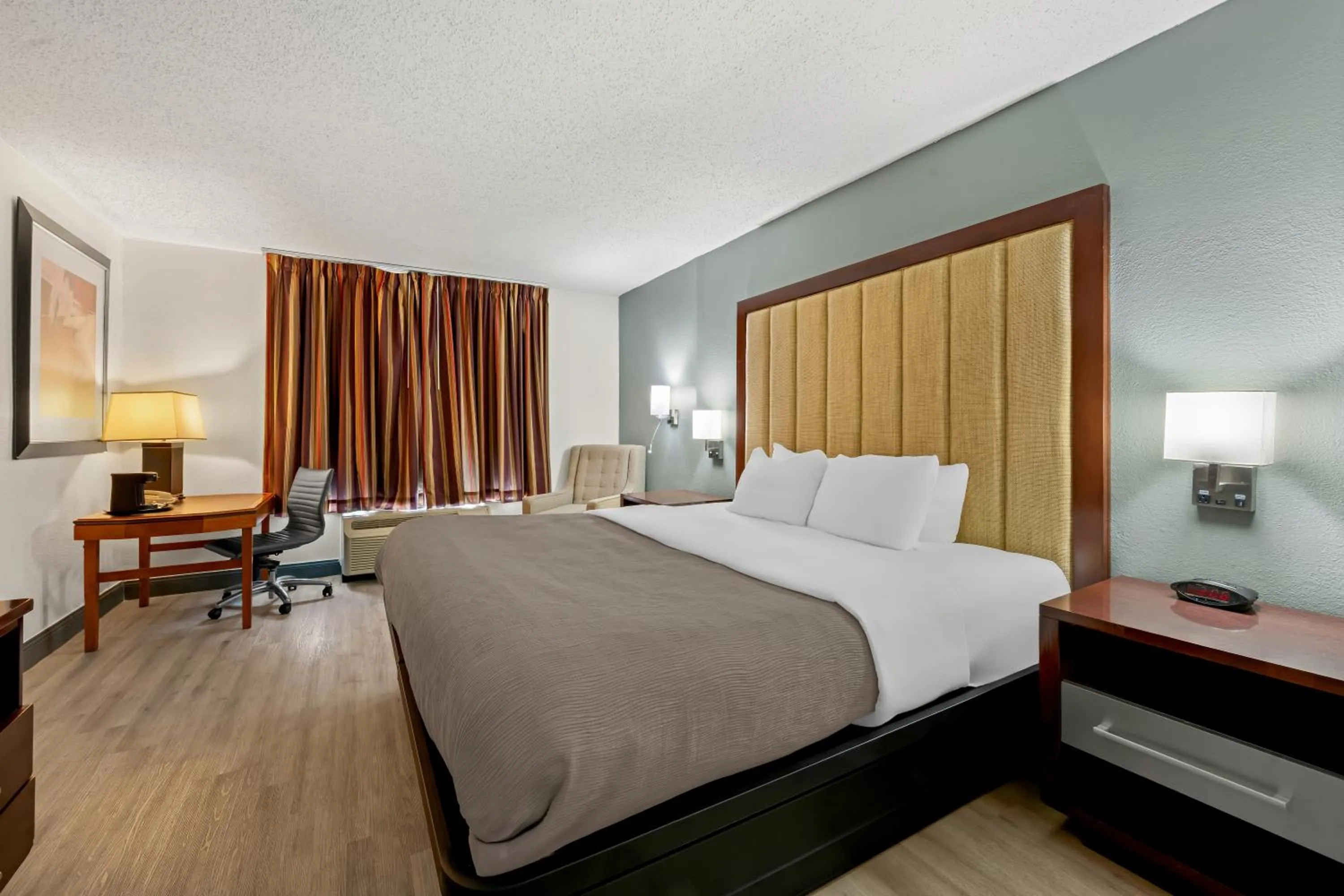 Bedroom, Bed in Quality Inn