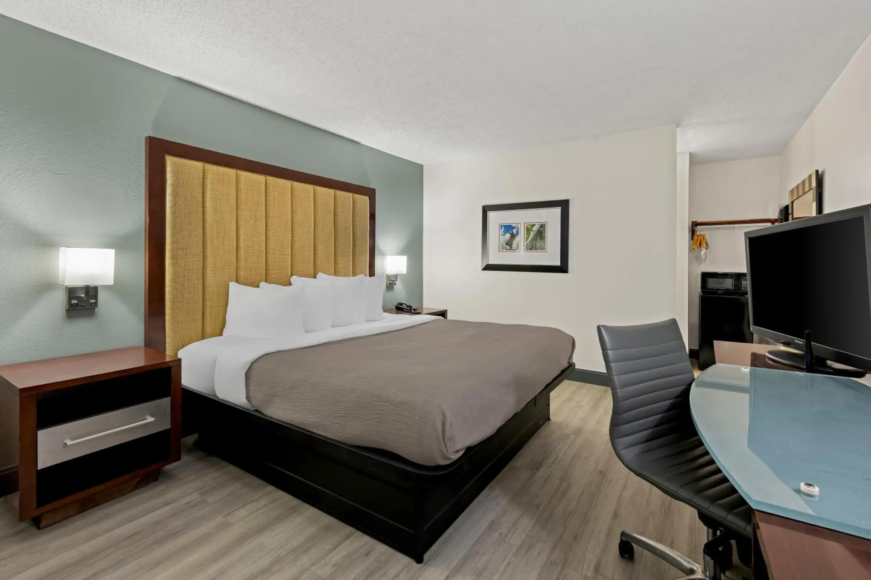 Bedroom, Bed in Quality Inn Rocky Mount - Golden East Area Bedroom, Bed in Quality Inn Rocky Mount - Golden East Area